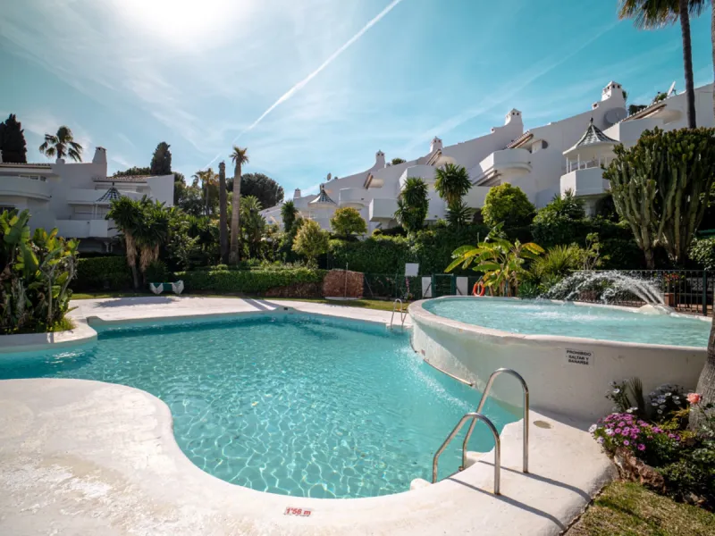 House - Townhouse в продаже в Marbella, Málaga. В доме 3 спален и 3 ванных комнат. Площадь дома 169 м². Площадь участка 210 м²