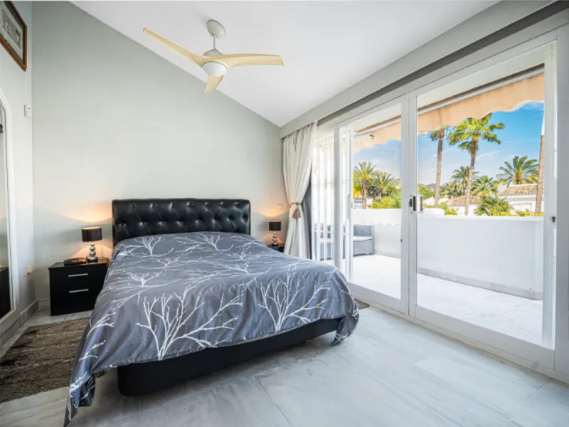 House - Townhouse в продаже в Marbella, Málaga. В доме 3 спален и 3 ванных комнат. Площадь дома 169 м². Площадь участка 210 м²