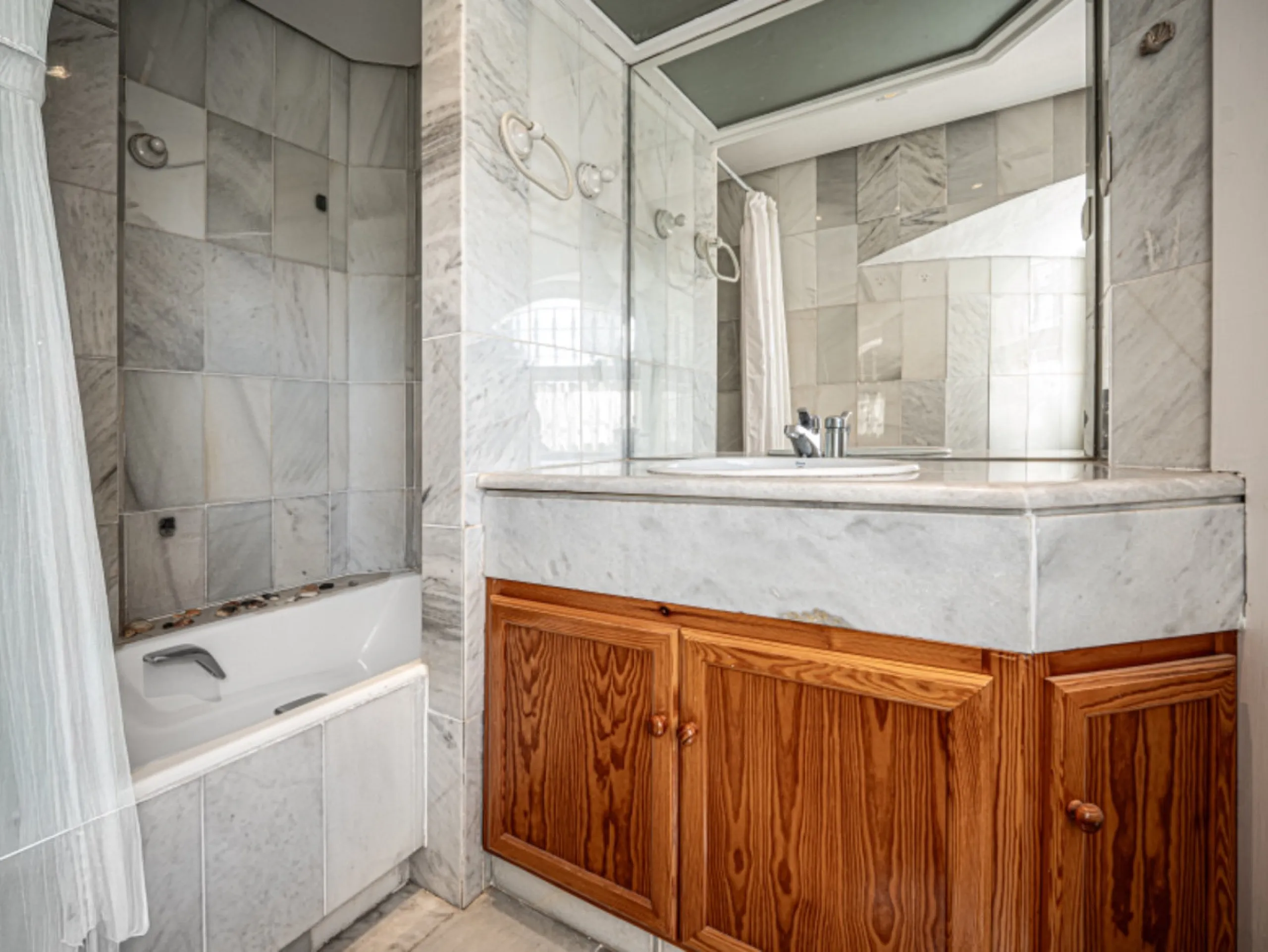 House - Townhouse в продаже в Marbella, Málaga. В доме 3 спален и 3 ванных комнат. Площадь дома 169 м². Площадь участка 210 м²