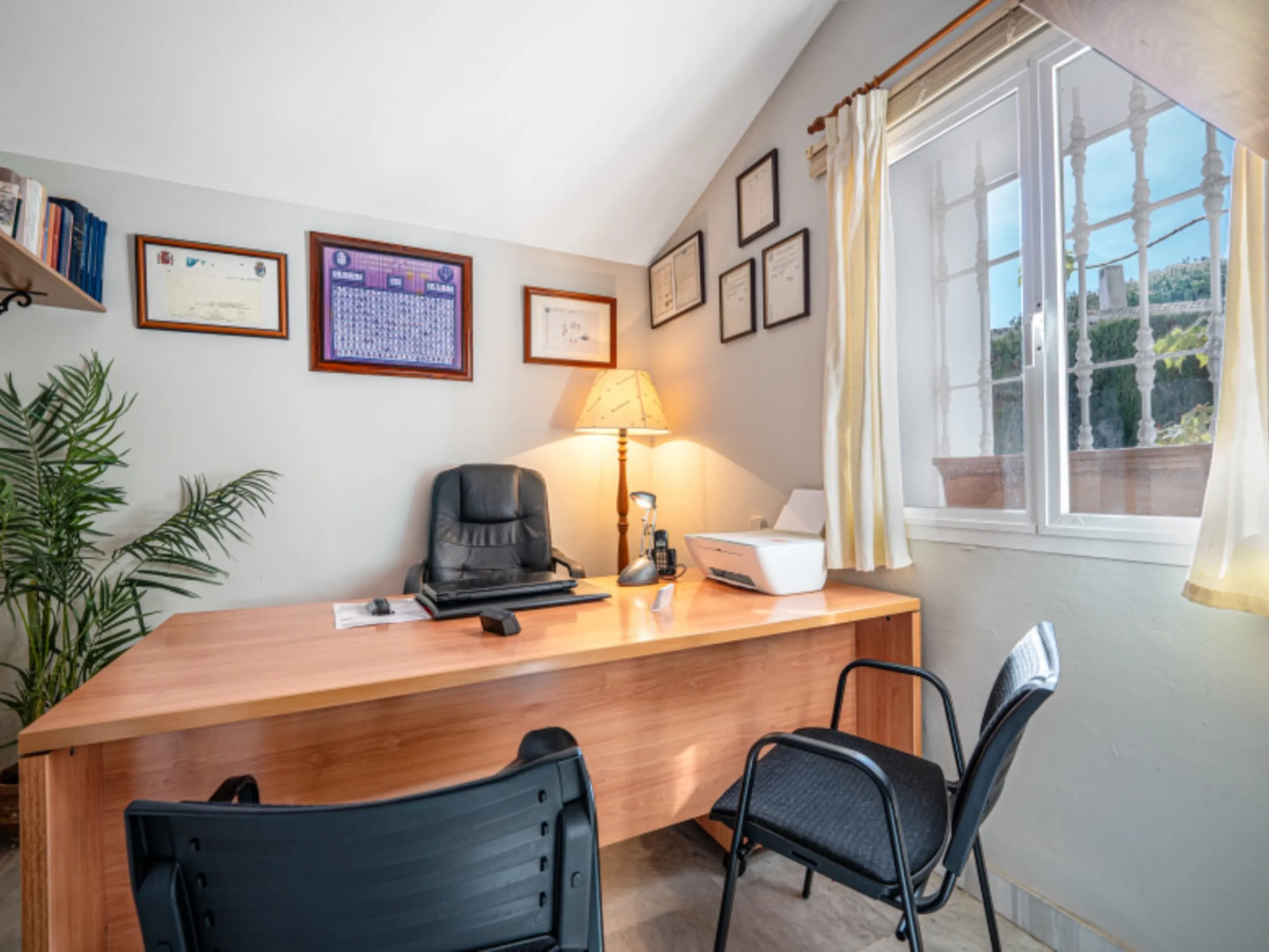 House - Townhouse в продаже в Marbella, Málaga. В доме 3 спален и 3 ванных комнат. Площадь дома 169 м². Площадь участка 210 м²