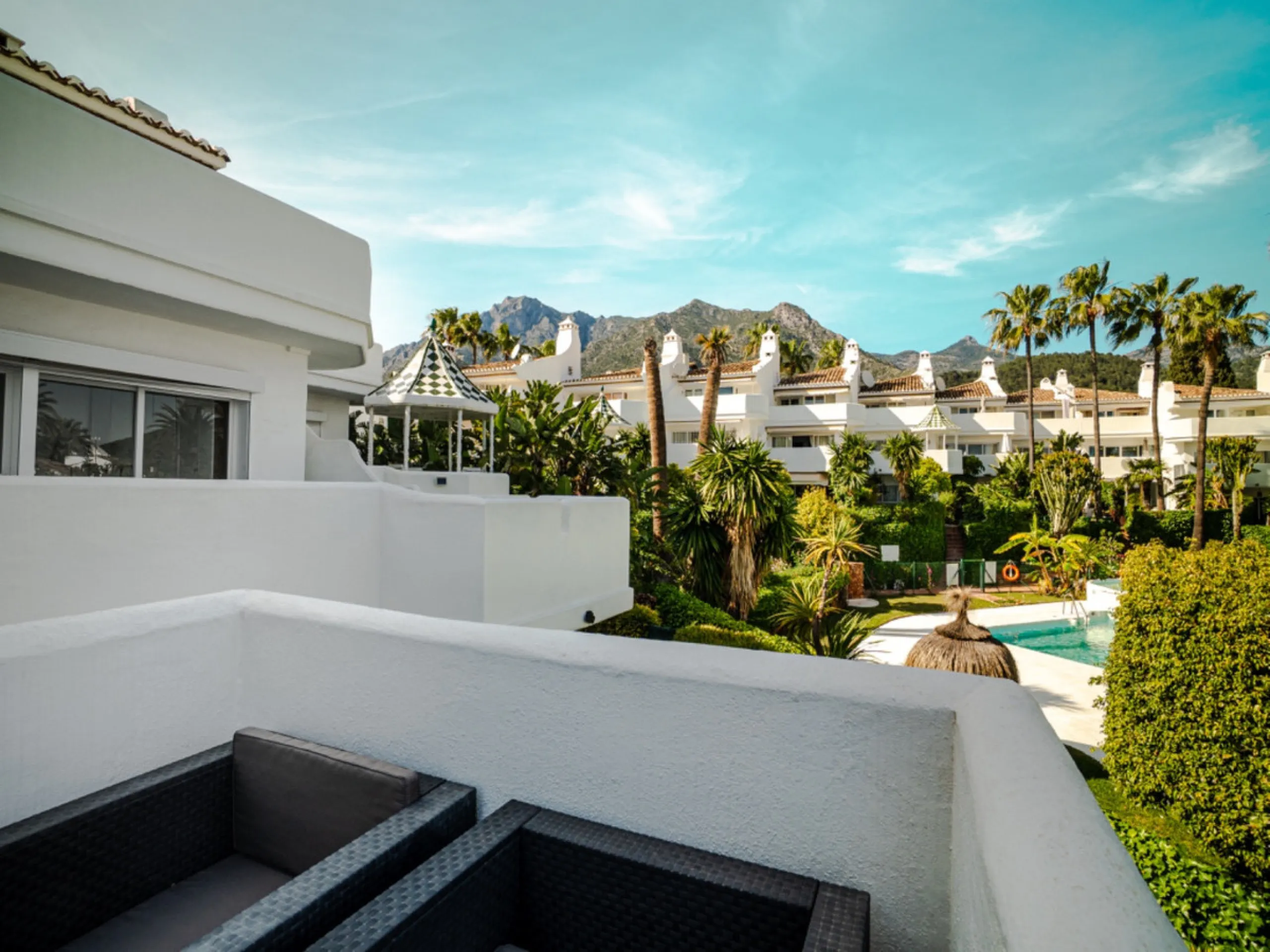 House - Townhouse в продаже в Marbella, Málaga. В доме 3 спален и 3 ванных комнат. Площадь дома 169 м². Площадь участка 210 м²