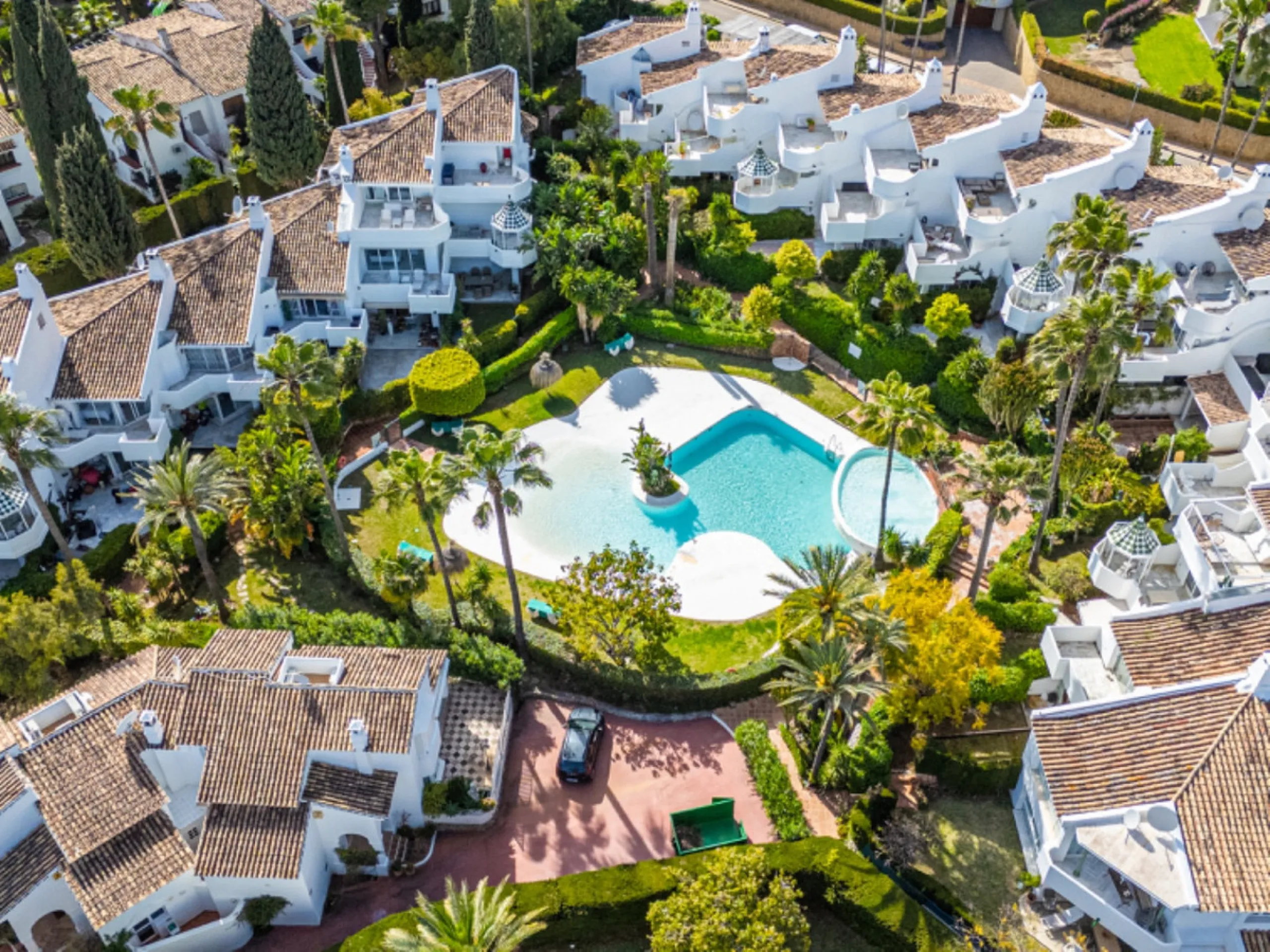 House - Townhouse в продаже в Marbella, Málaga. В доме 3 спален и 3 ванных комнат. Площадь дома 169 м². Площадь участка 210 м²