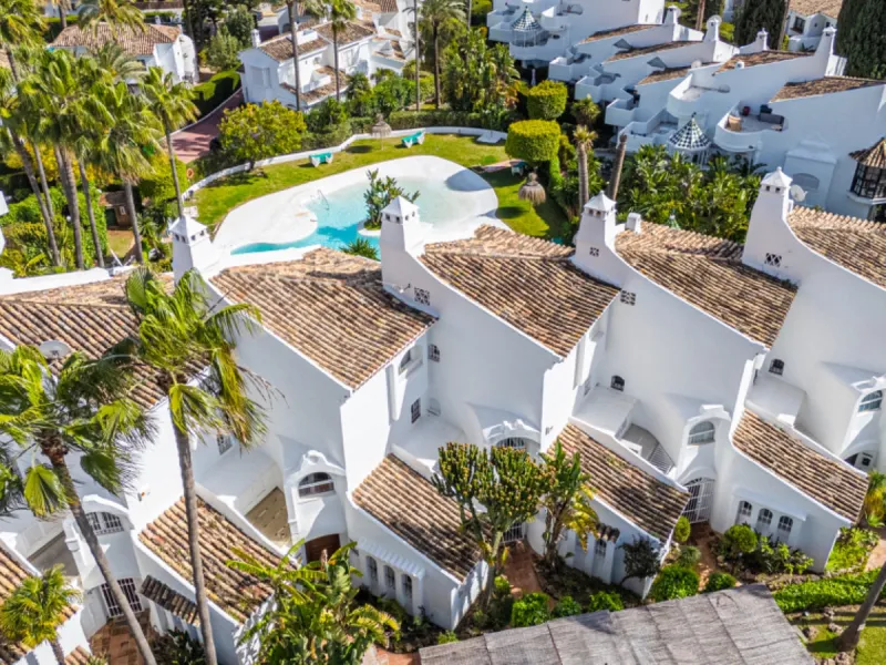 House - Townhouse в продаже в Marbella, Málaga. В доме 3 спален и 3 ванных комнат. Площадь дома 169 м². Площадь участка 210 м²