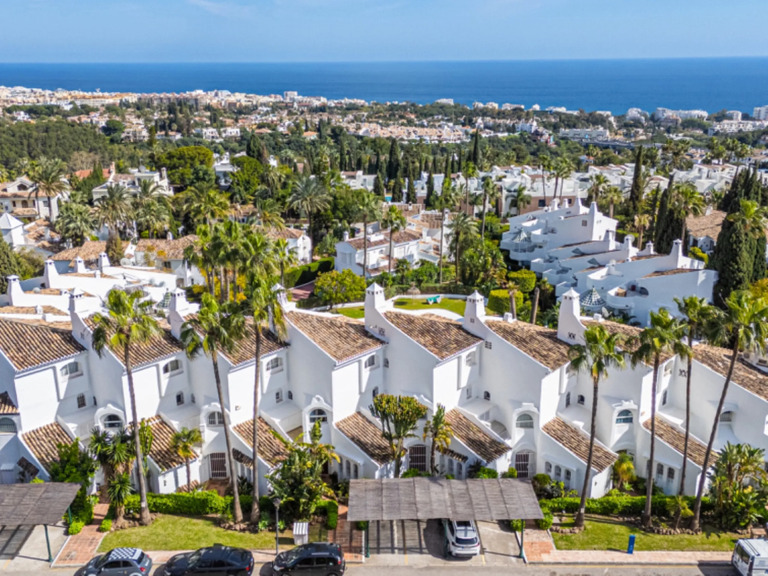 House - Townhouse в продаже в Marbella, Málaga. В доме 3 спален и 3 ванных комнат. Площадь дома 169 м². Площадь участка 210 м²