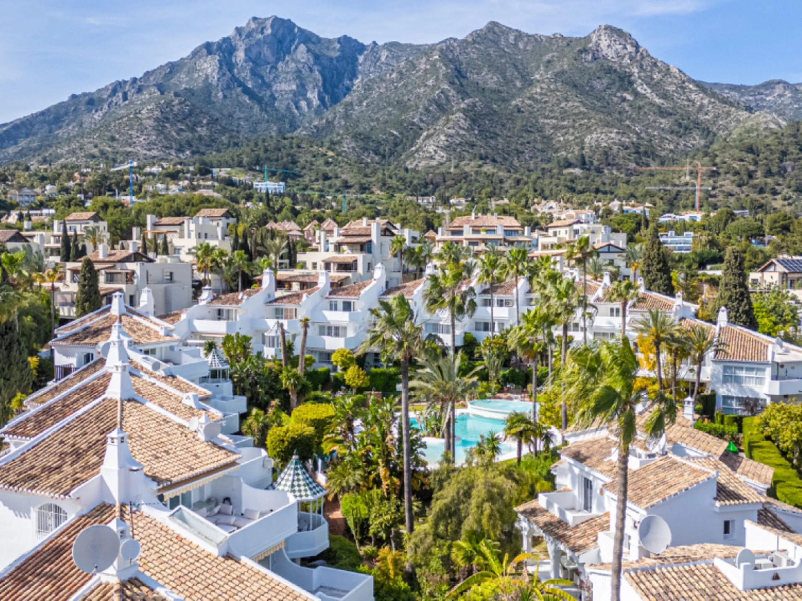 House - Townhouse в продаже в Marbella, Málaga. В доме 3 спален и 3 ванных комнат. Площадь дома 169 м². Площадь участка 210 м²