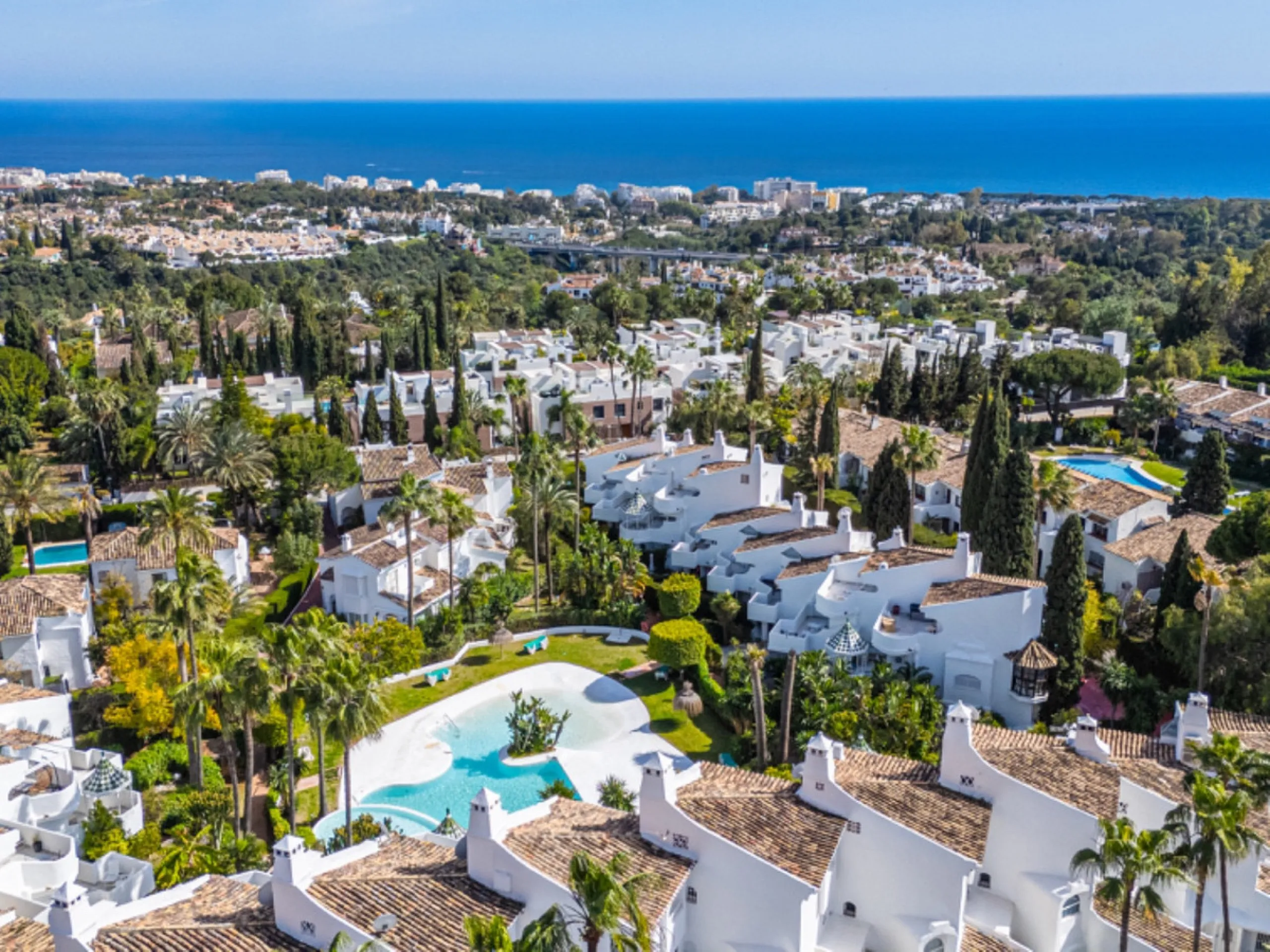 House - Townhouse в продаже в Marbella, Málaga. В доме 3 спален и 3 ванных комнат. Площадь дома 169 м². Площадь участка 210 м²