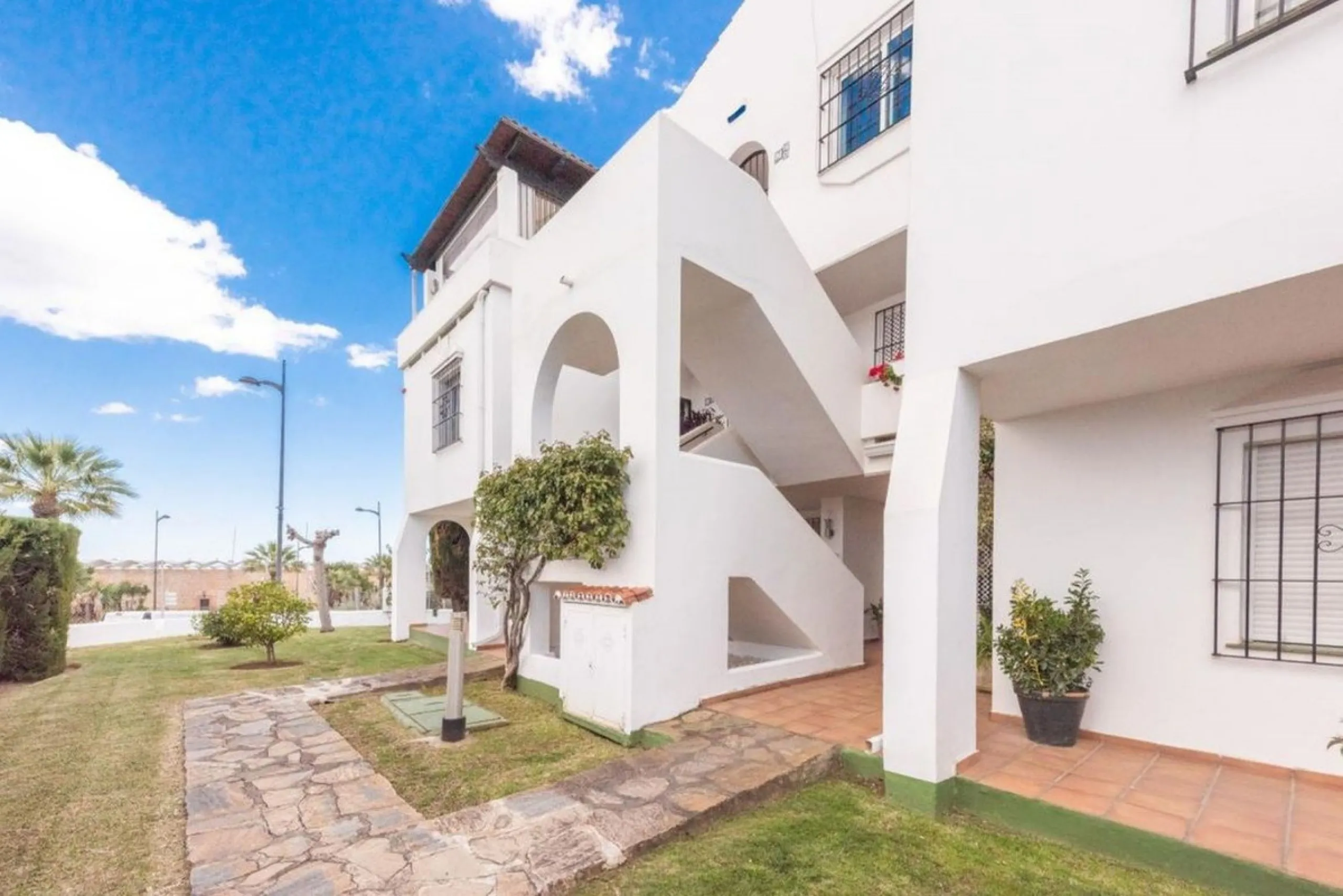 Apartment - Ground Floor Apartment в продаже в Marbella, Málaga. В доме 3 спален и 3 ванных комнат. Площадь дома 124 м²