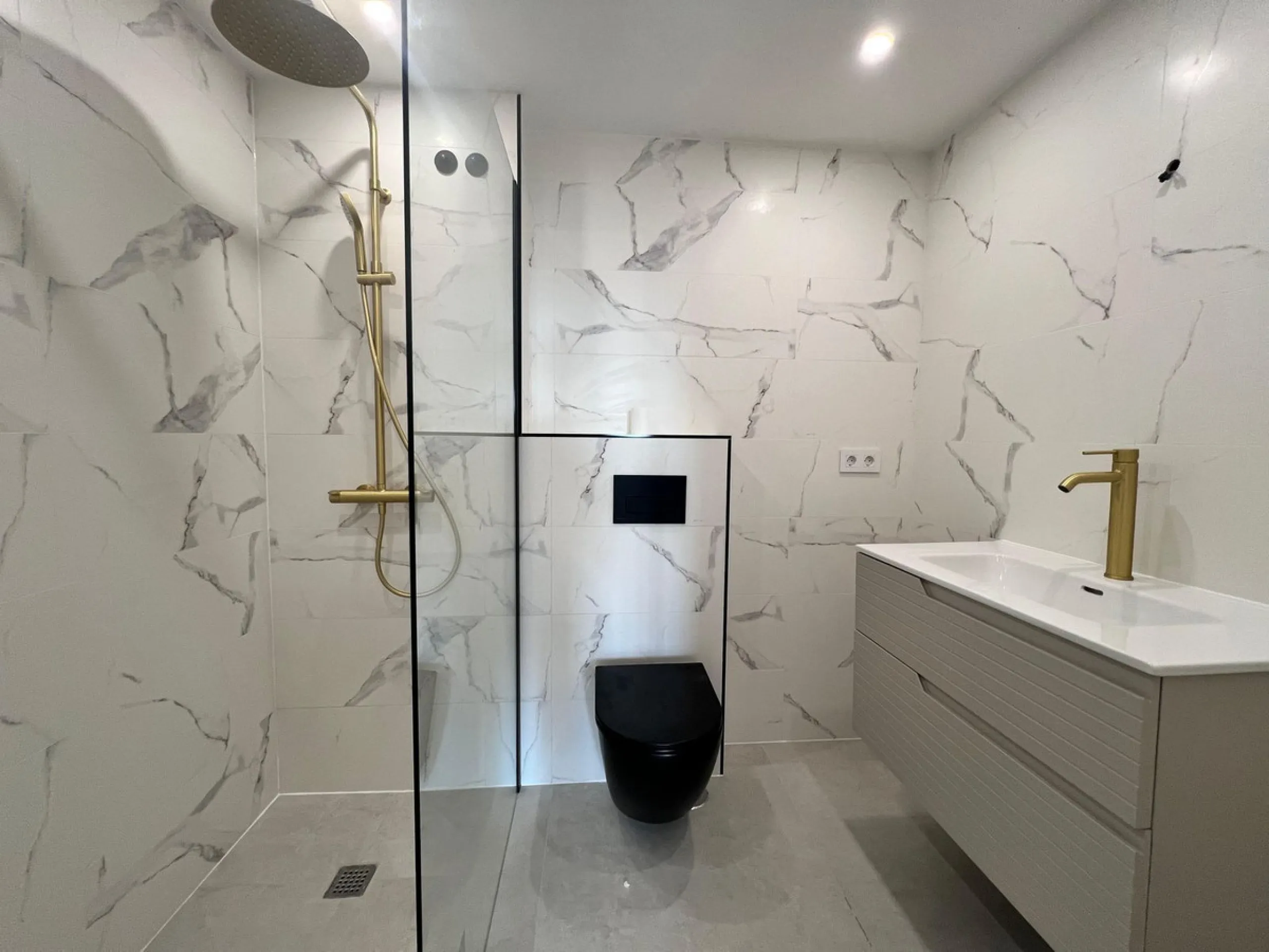 Apartment - Ground Floor Apartment в продаже в Marbella, Málaga. В доме 3 спален и 3 ванных комнат. Площадь дома 124 м²