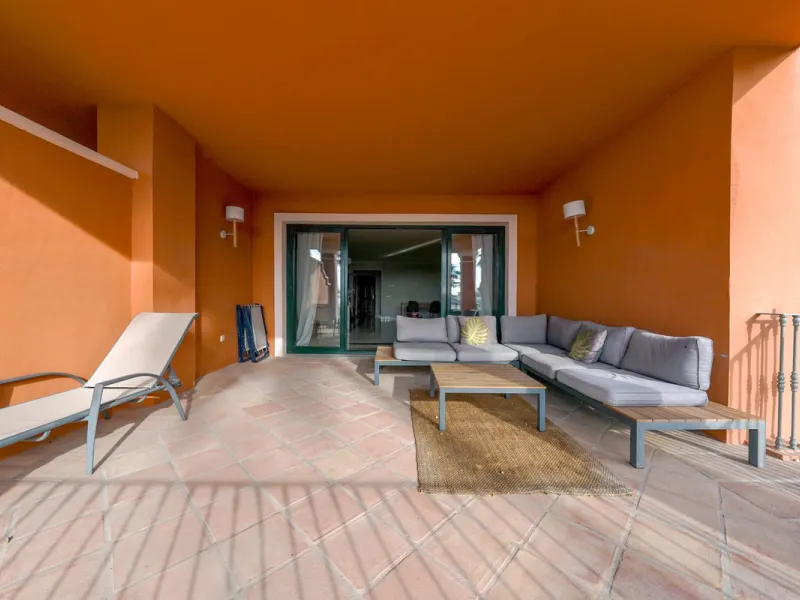 Apartment - Middle Floor Apartment в продаже в Benahavís, Málaga. В доме 2 спален и 2 ванных комнат. Площадь дома 156 м²