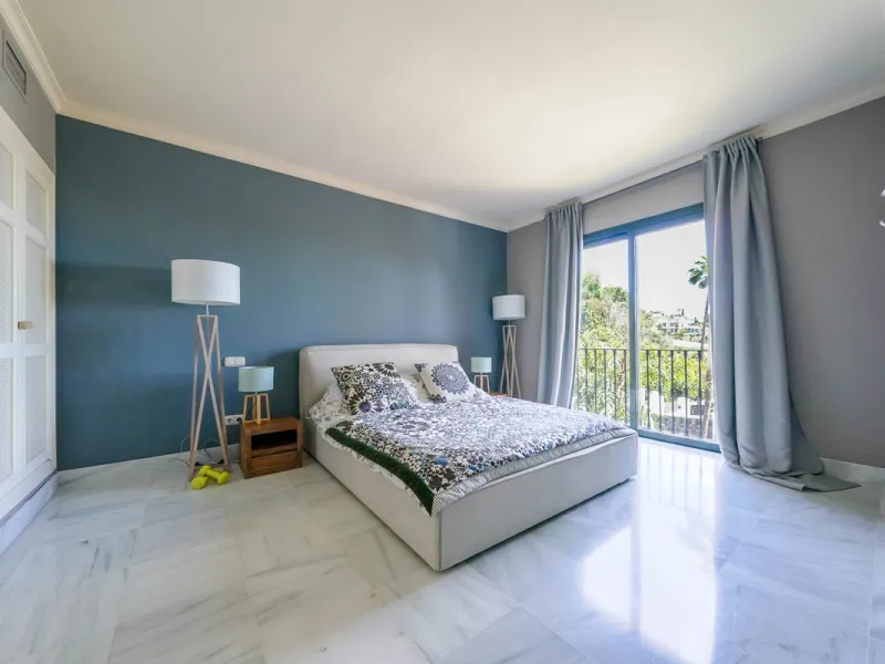Apartment - Middle Floor Apartment в продаже в Benahavís, Málaga. В доме 2 спален и 2 ванных комнат. Площадь дома 156 м²