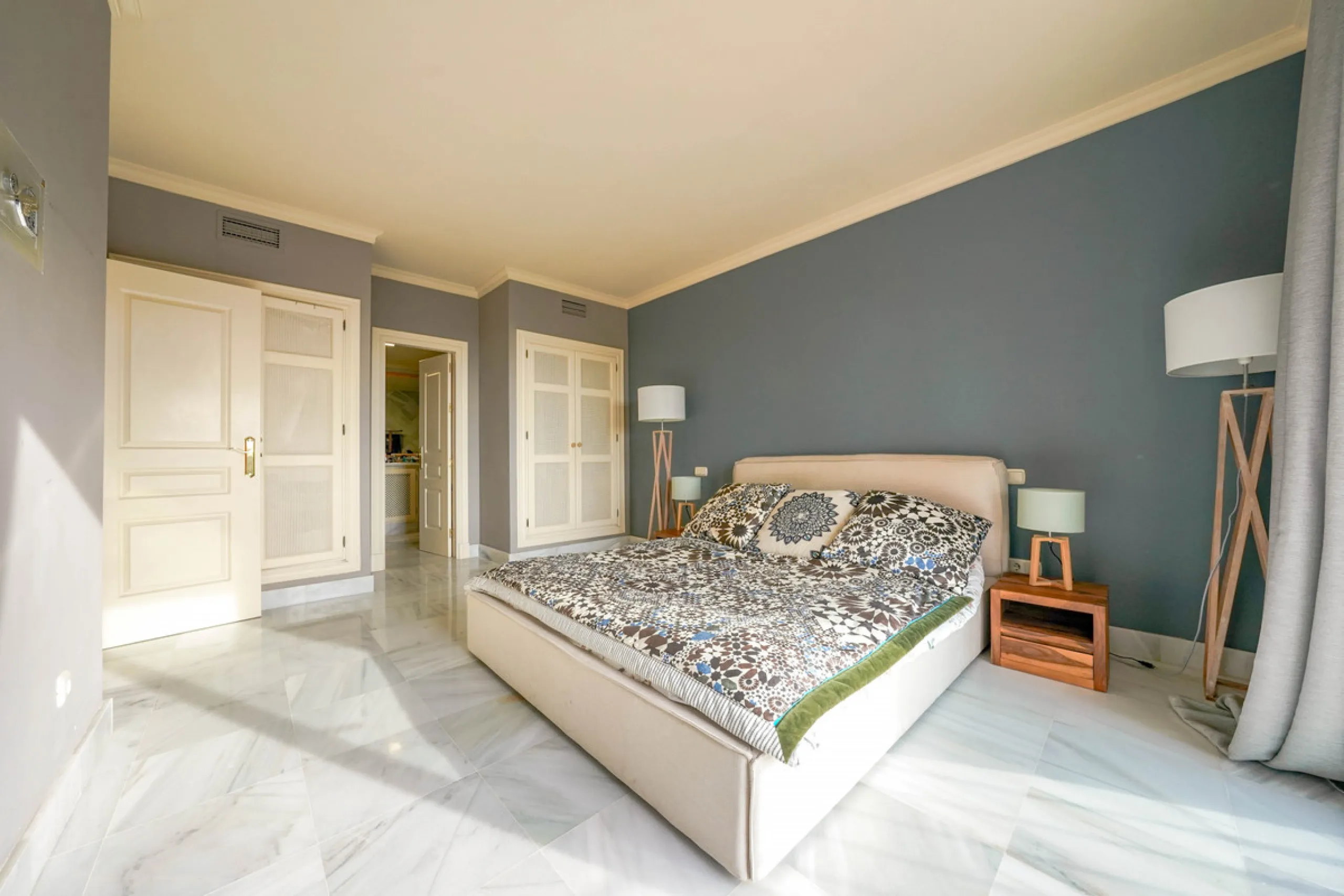 Apartment - Middle Floor Apartment в продаже в Benahavís, Málaga. В доме 2 спален и 2 ванных комнат. Площадь дома 156 м²