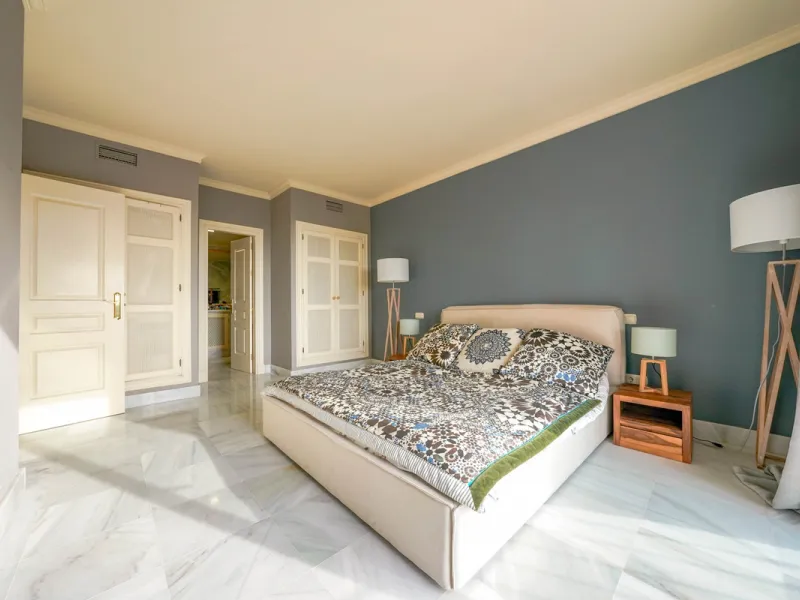 Apartment - Middle Floor Apartment в продаже в Benahavís, Málaga. В доме 2 спален и 2 ванных комнат. Площадь дома 156 м²