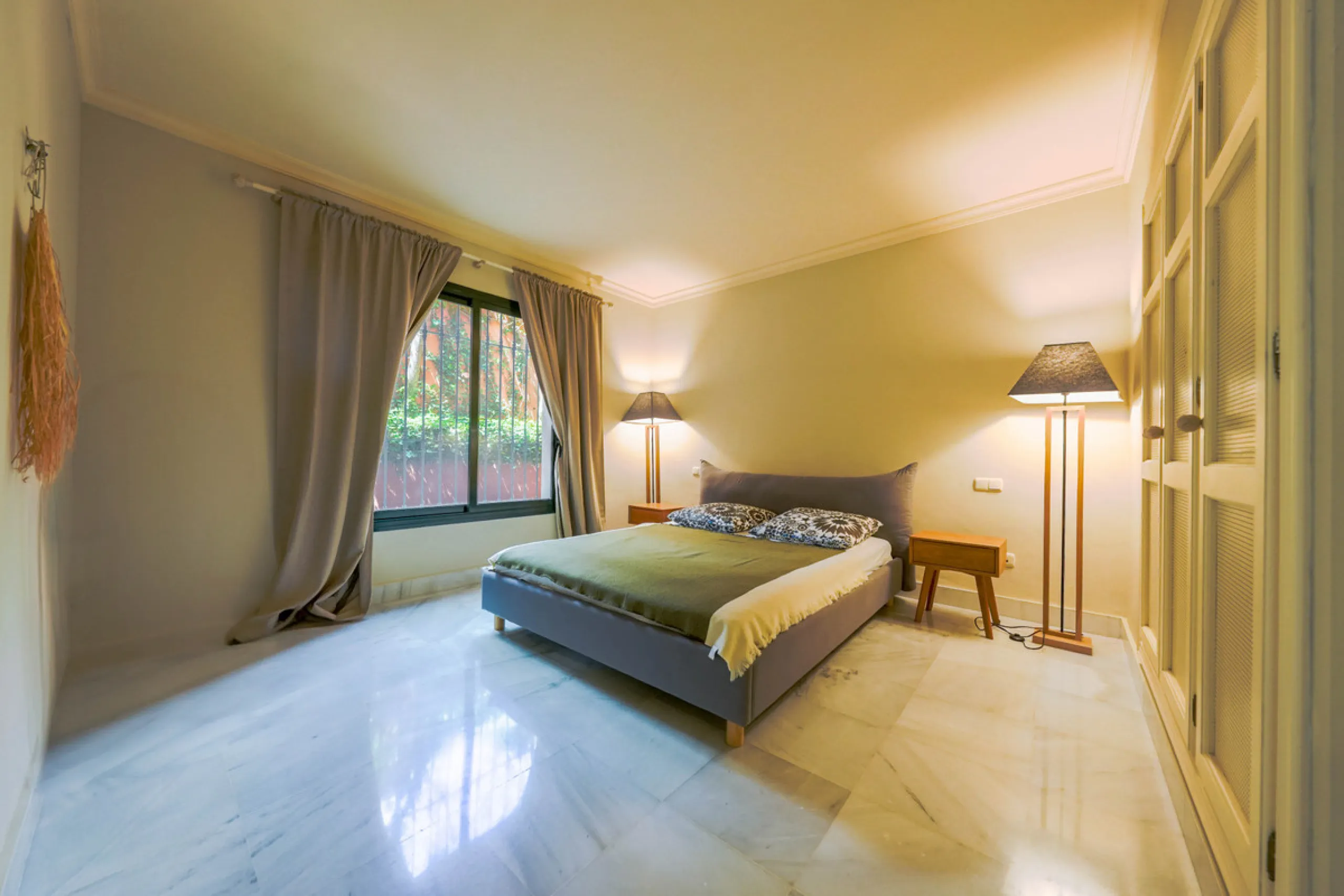 Apartment - Middle Floor Apartment в продаже в Benahavís, Málaga. В доме 2 спален и 2 ванных комнат. Площадь дома 156 м²