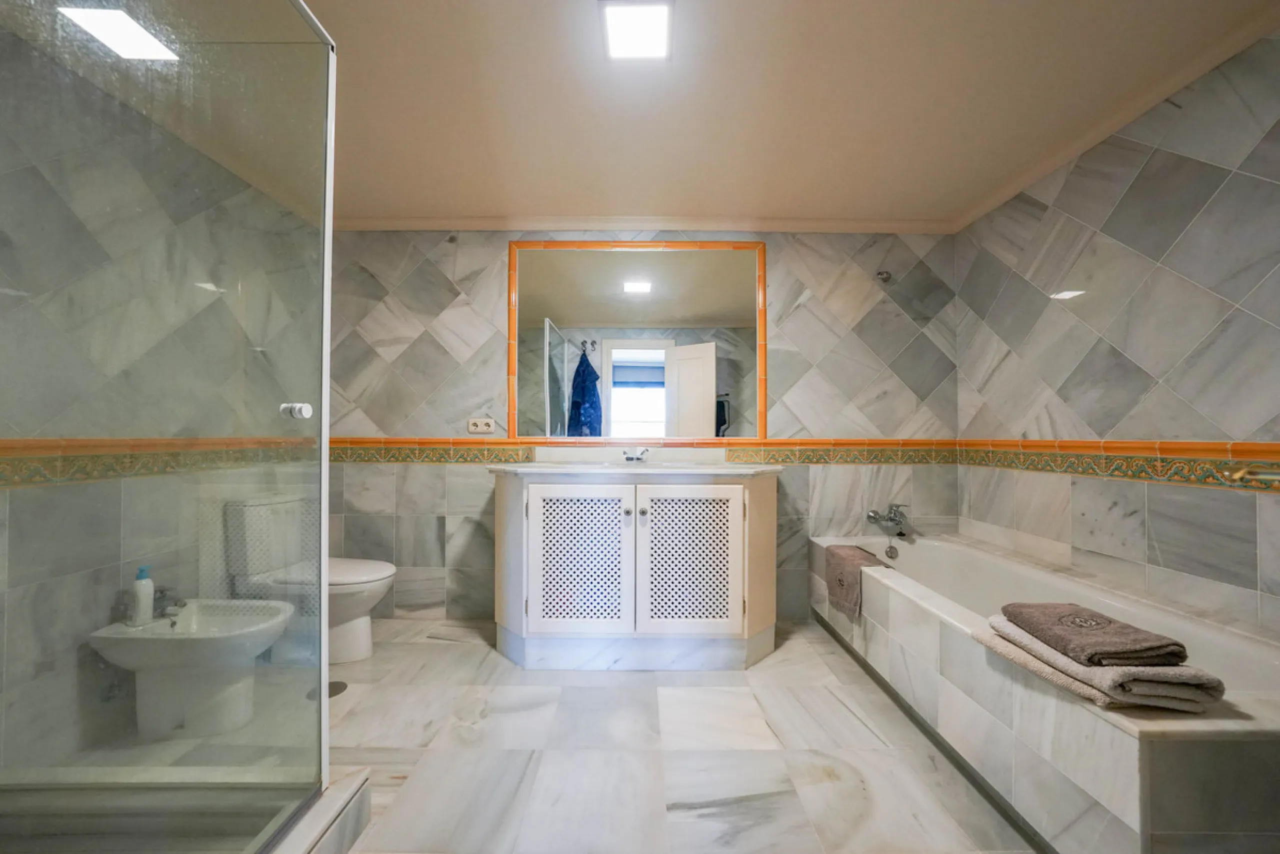 Apartment - Middle Floor Apartment в продаже в Benahavís, Málaga. В доме 2 спален и 2 ванных комнат. Площадь дома 156 м²