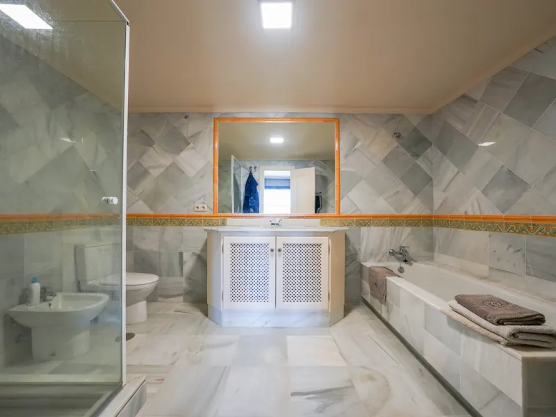 Apartment - Middle Floor Apartment в продаже в Benahavís, Málaga. В доме 2 спален и 2 ванных комнат. Площадь дома 156 м²