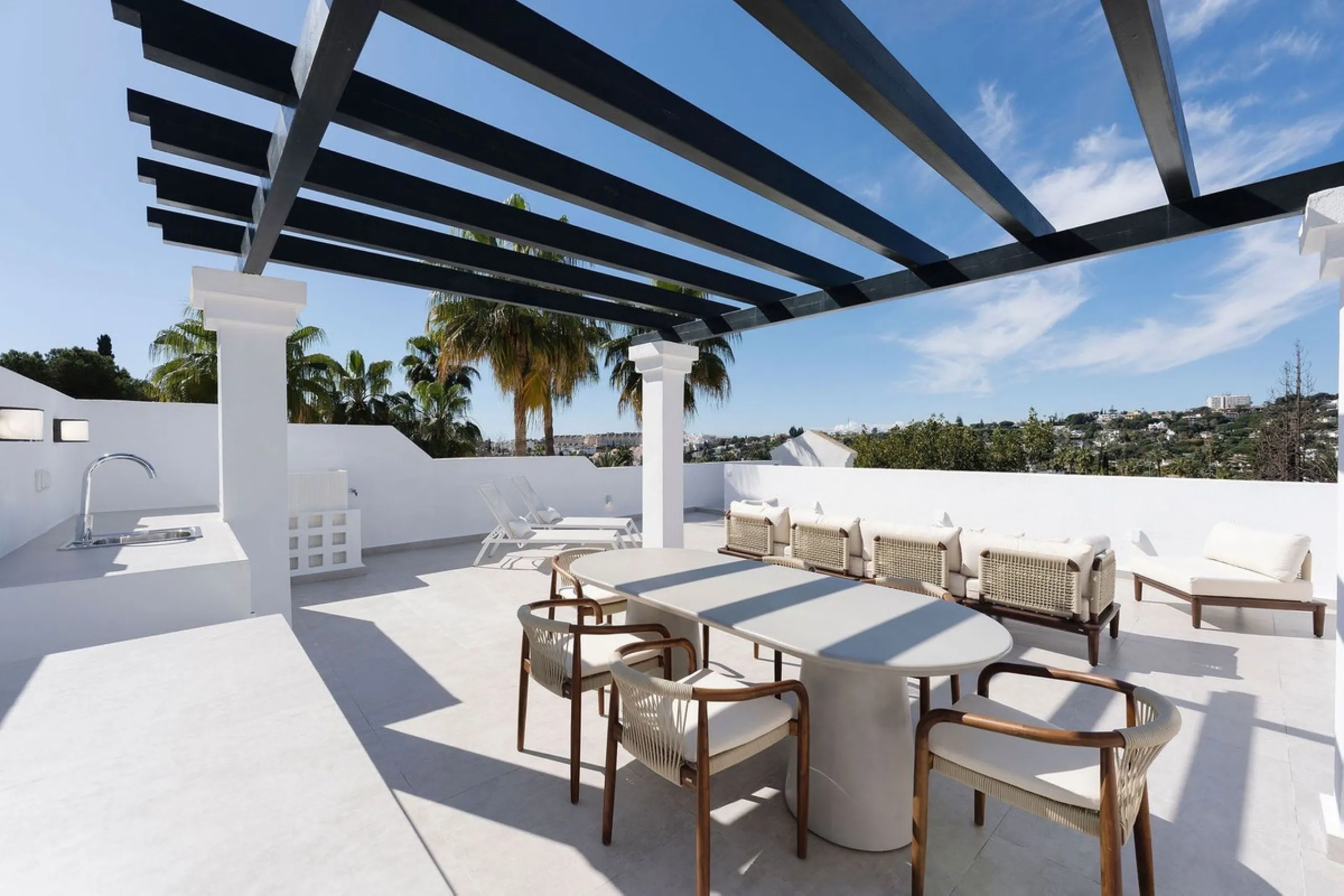 Apartment - Penthouse в продаже в Marbella, Málaga. В доме 3 спален и 2 ванных комнат. Площадь дома 95 м²