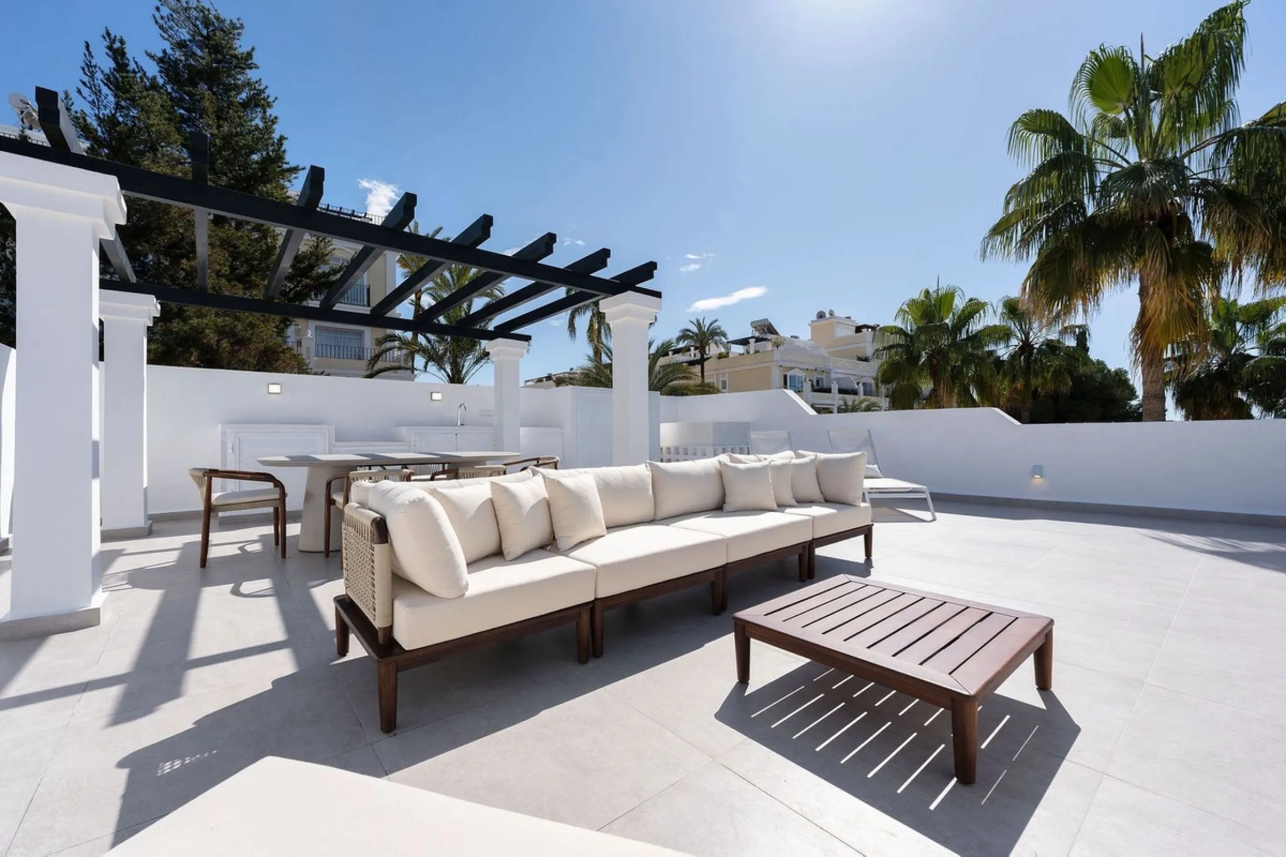 Apartment - Penthouse в продаже в Marbella, Málaga. В доме 3 спален и 2 ванных комнат. Площадь дома 95 м²