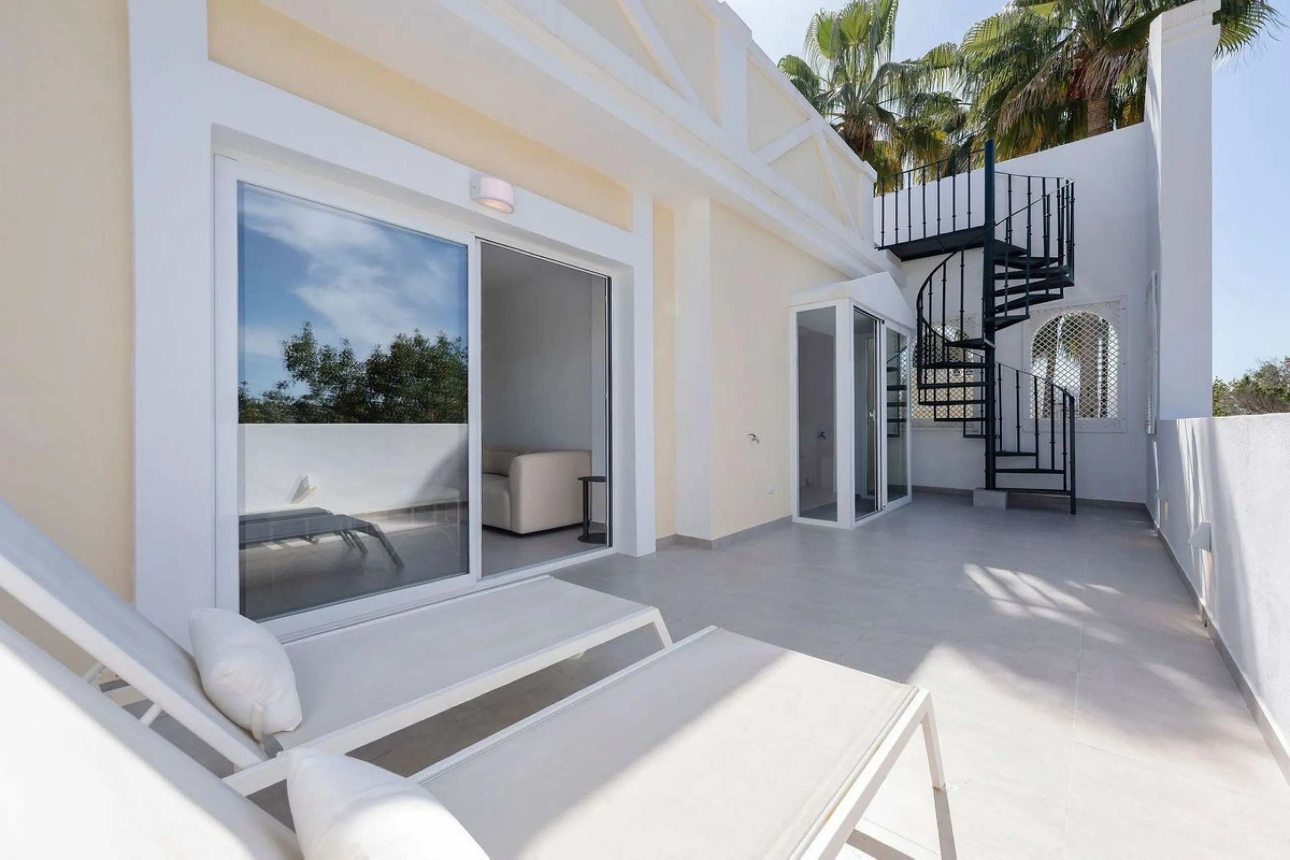 Apartment - Penthouse в продаже в Marbella, Málaga. В доме 3 спален и 2 ванных комнат. Площадь дома 95 м²