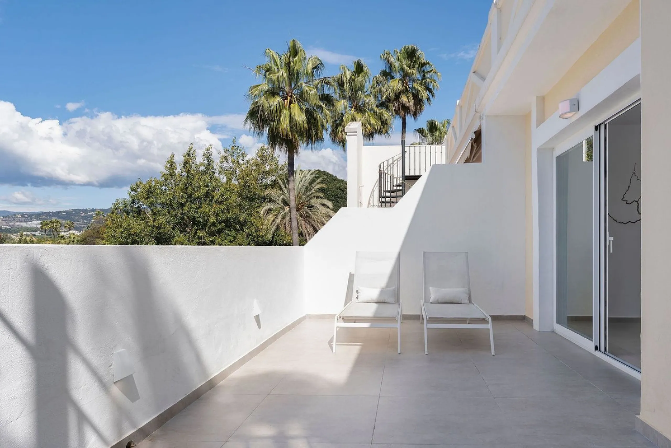 Apartment - Penthouse в продаже в Marbella, Málaga. В доме 3 спален и 2 ванных комнат. Площадь дома 95 м²
