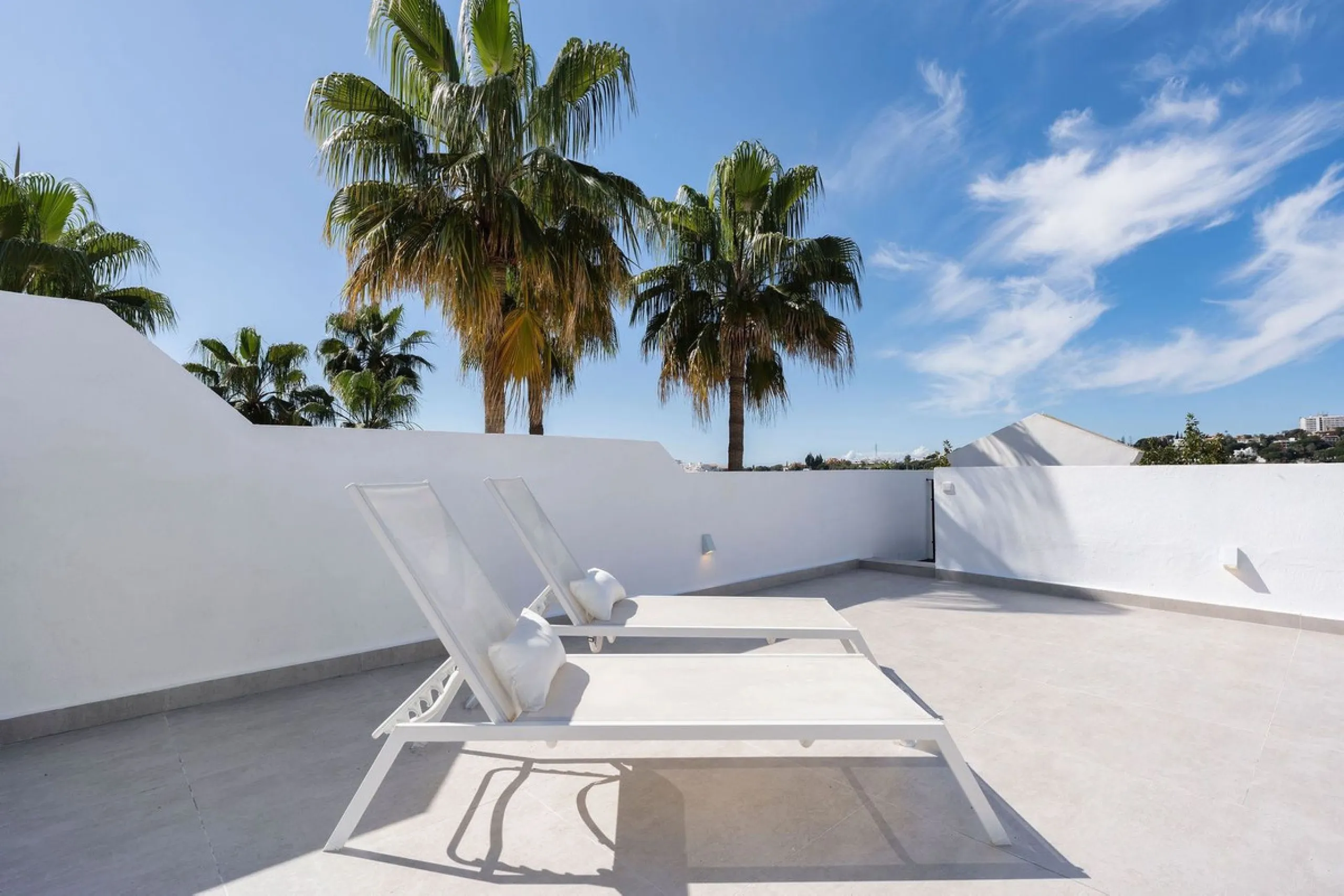 Apartment - Penthouse в продаже в Marbella, Málaga. В доме 3 спален и 2 ванных комнат. Площадь дома 95 м²