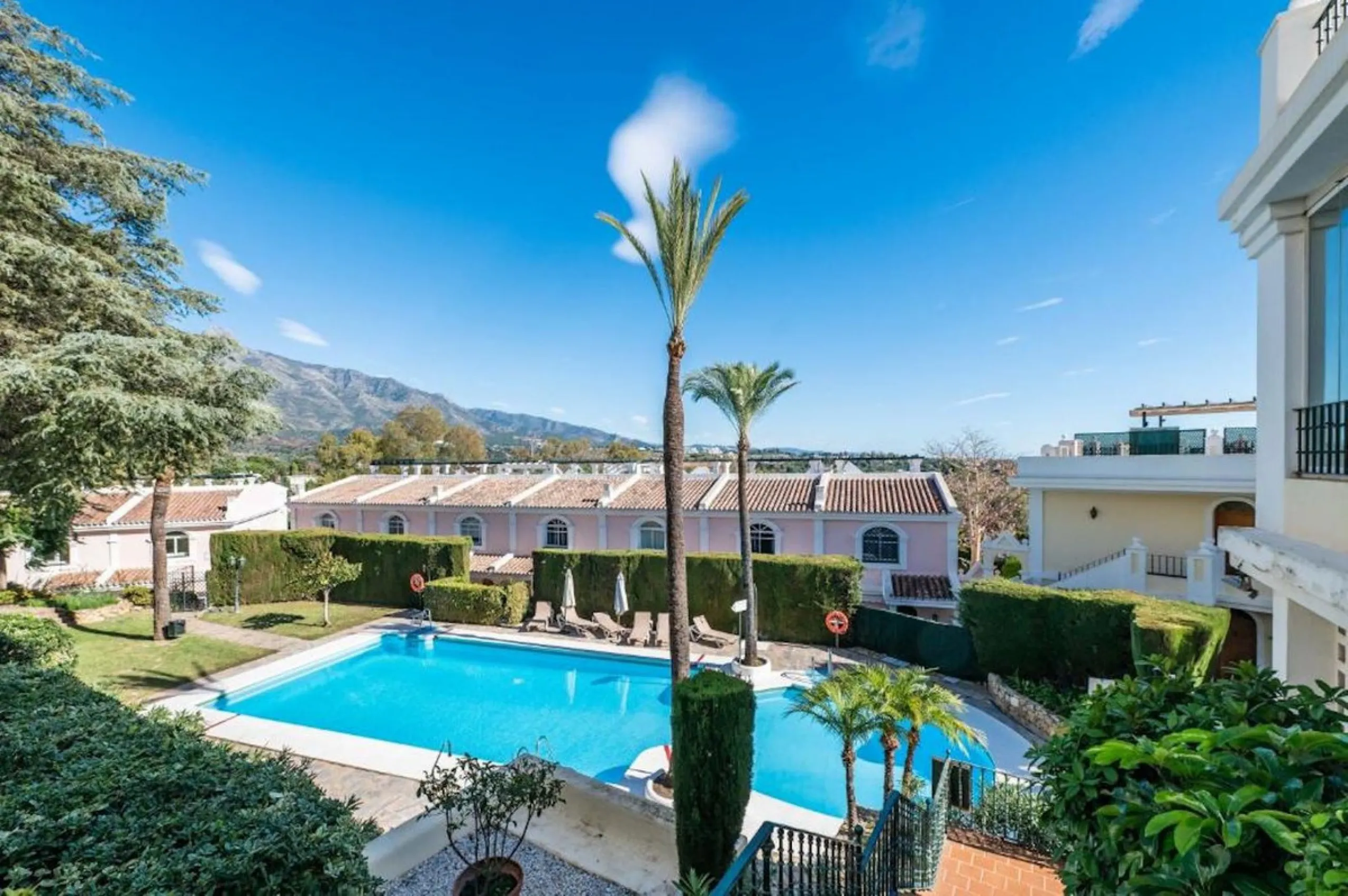 Apartment - Penthouse в продаже в Marbella, Málaga. В доме 3 спален и 2 ванных комнат. Площадь дома 95 м²