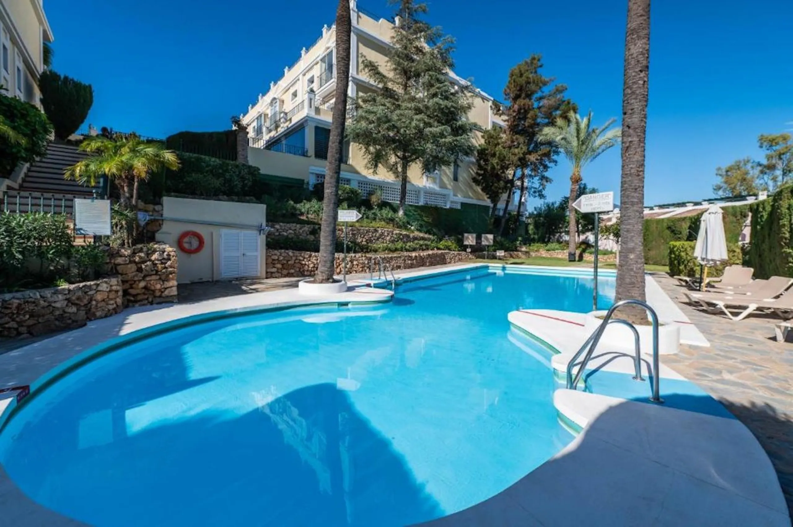 Apartment - Penthouse в продаже в Marbella, Málaga. В доме 3 спален и 2 ванных комнат. Площадь дома 95 м²