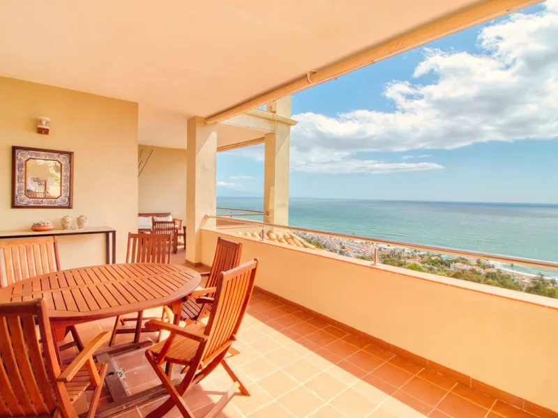 Spacious apartment with breathtaking panoramic sea views.