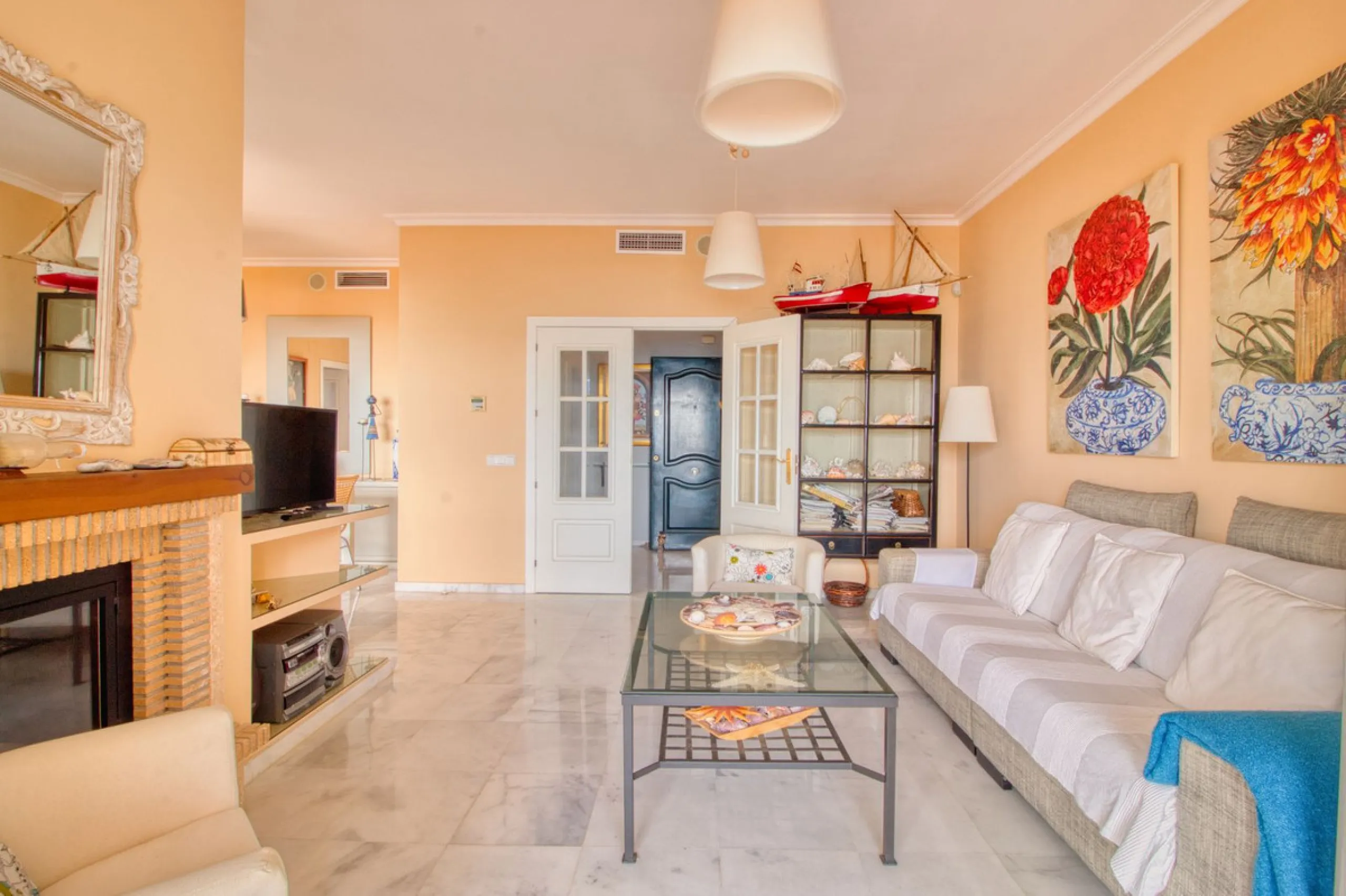 Spacious apartment with breathtaking panoramic sea views.