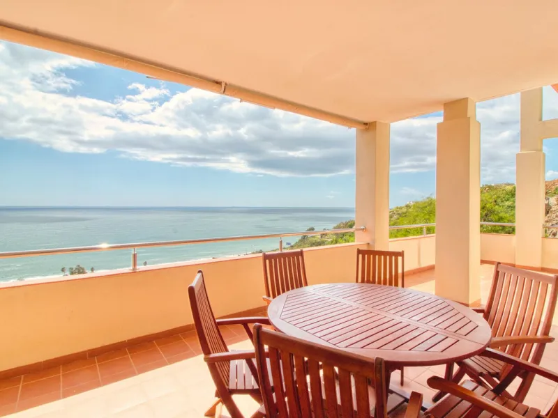 Spacious apartment with breathtaking panoramic sea views.