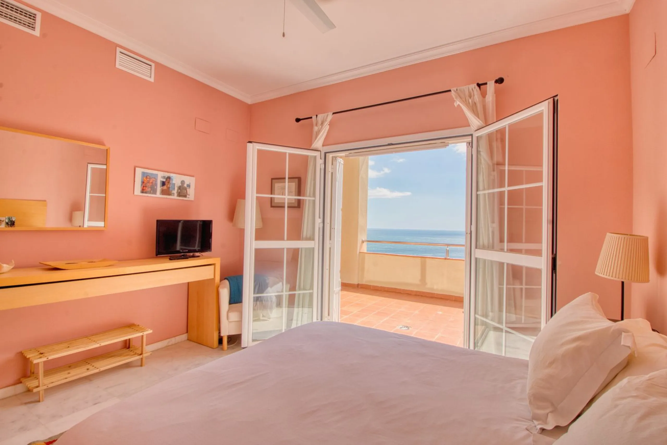 Spacious apartment with breathtaking panoramic sea views.