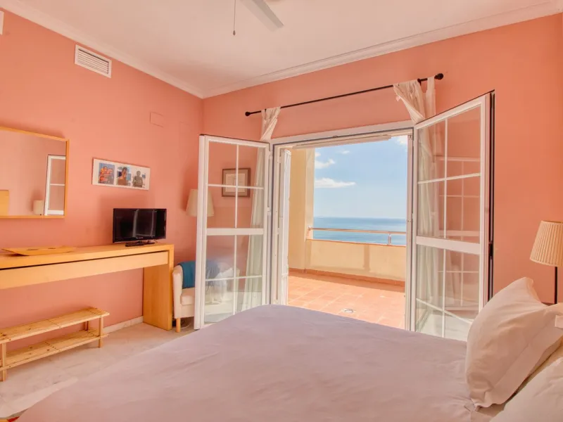 Spacious apartment with breathtaking panoramic sea views.