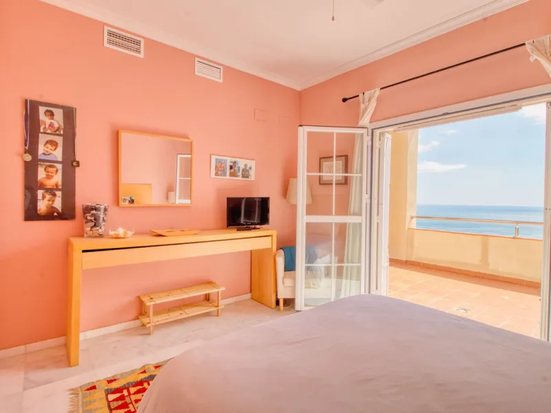 Spacious apartment with breathtaking panoramic sea views.
