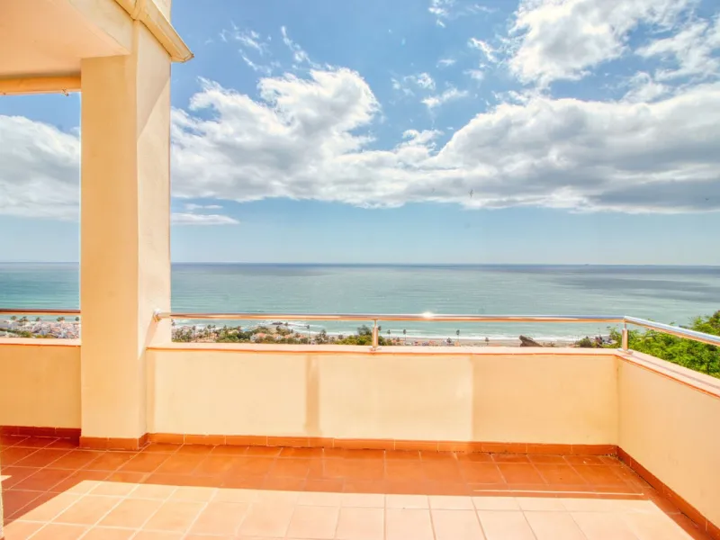 Spacious apartment with breathtaking panoramic sea views.