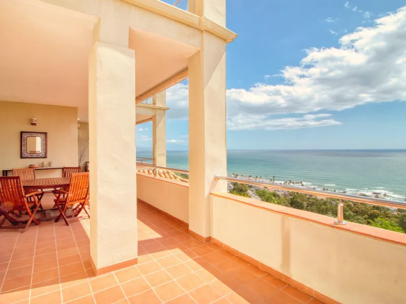 Spacious apartment with breathtaking panoramic sea views.