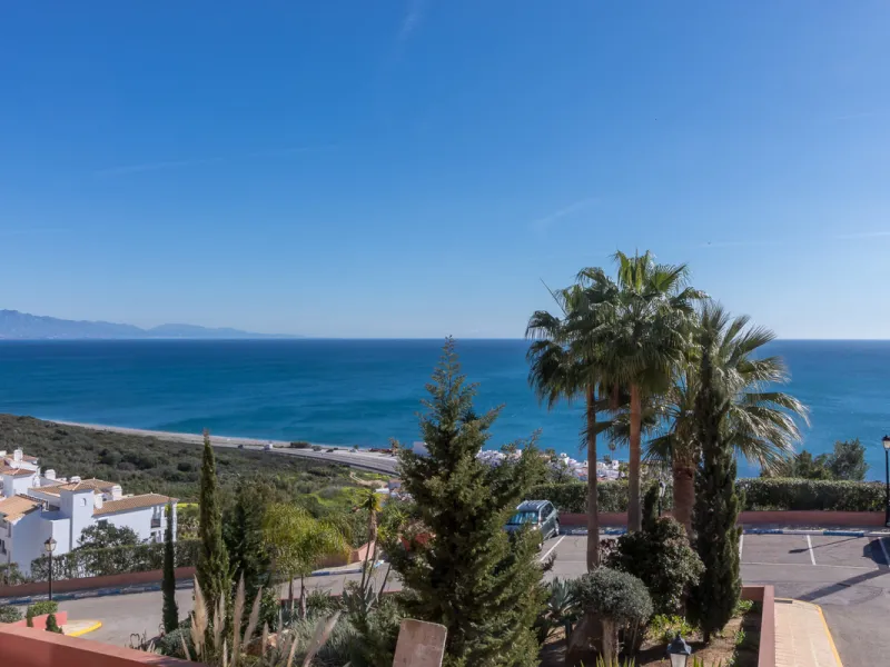 Spacious apartment with breathtaking panoramic sea views.