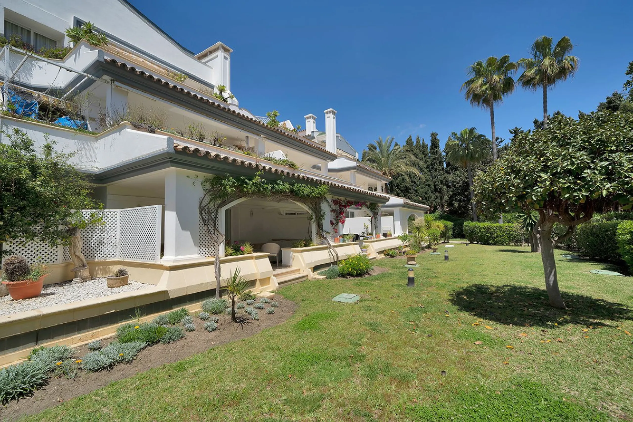 Discover seaside serenity in Estepona's ever popular complex - Dominion Beach located on the New Golden Mile. This spacious 2-bedroom, 2-bathroom apartment puts you just steps from the sand, with no road noise to disrupt the tranquility. The apartment is 
