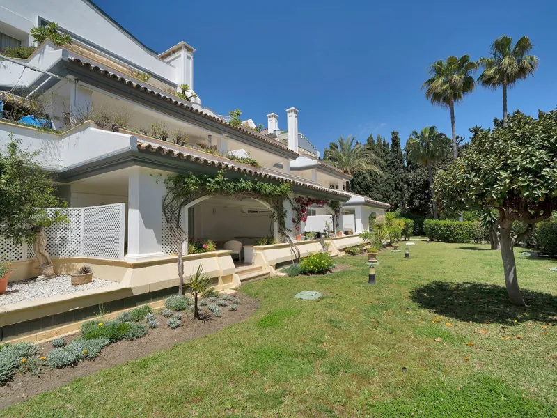 Discover seaside serenity in Estepona's ever popular complex - Dominion Beach located on the New Golden Mile. This spacious 2-bedroom, 2-bathroom apartment puts you just steps from the sand, with no road noise to disrupt the tranquility. The apartment is 