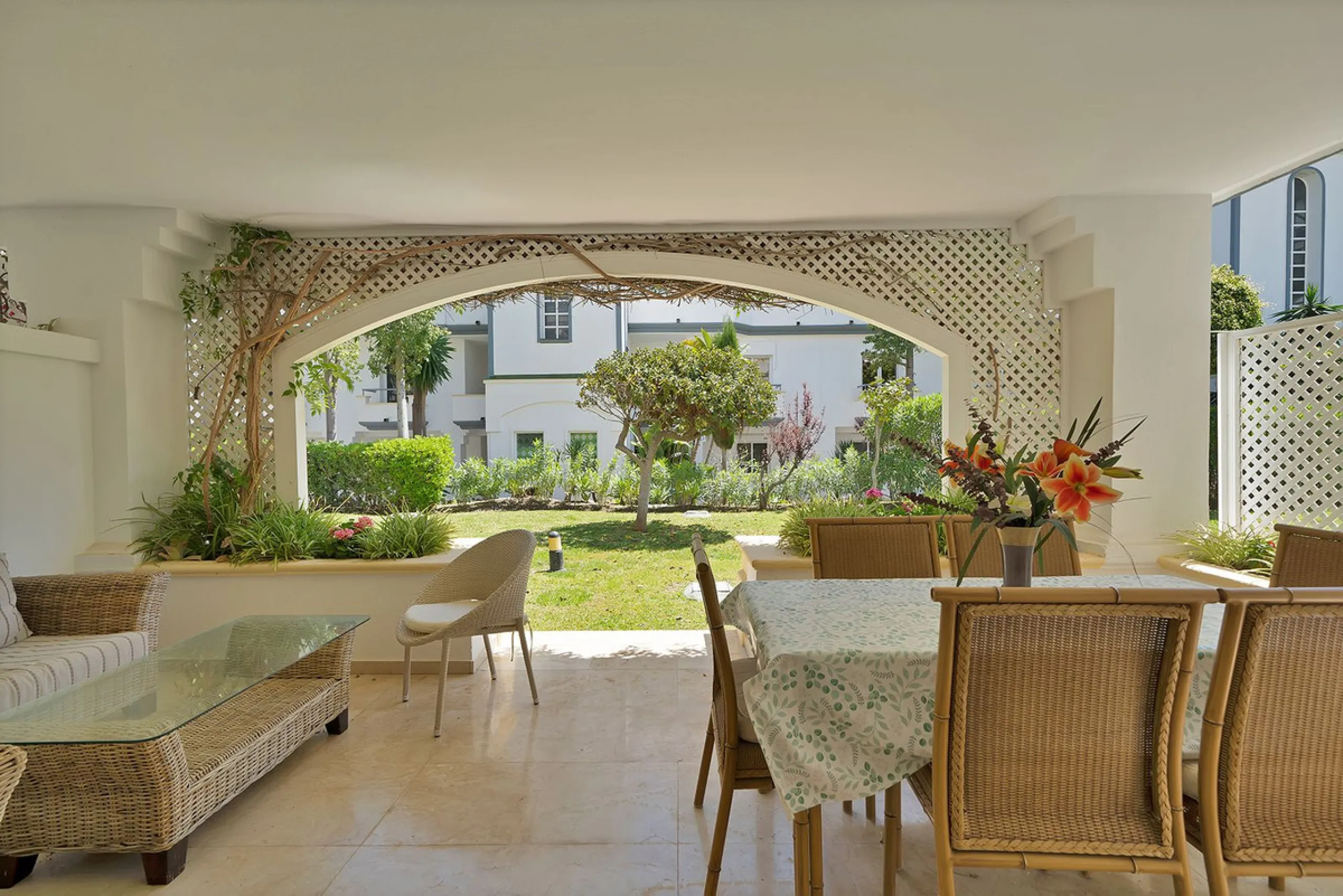Discover seaside serenity in Estepona's ever popular complex - Dominion Beach located on the New Golden Mile. This spacious 2-bedroom, 2-bathroom apartment puts you just steps from the sand, with no road noise to disrupt the tranquility. The apartment is 