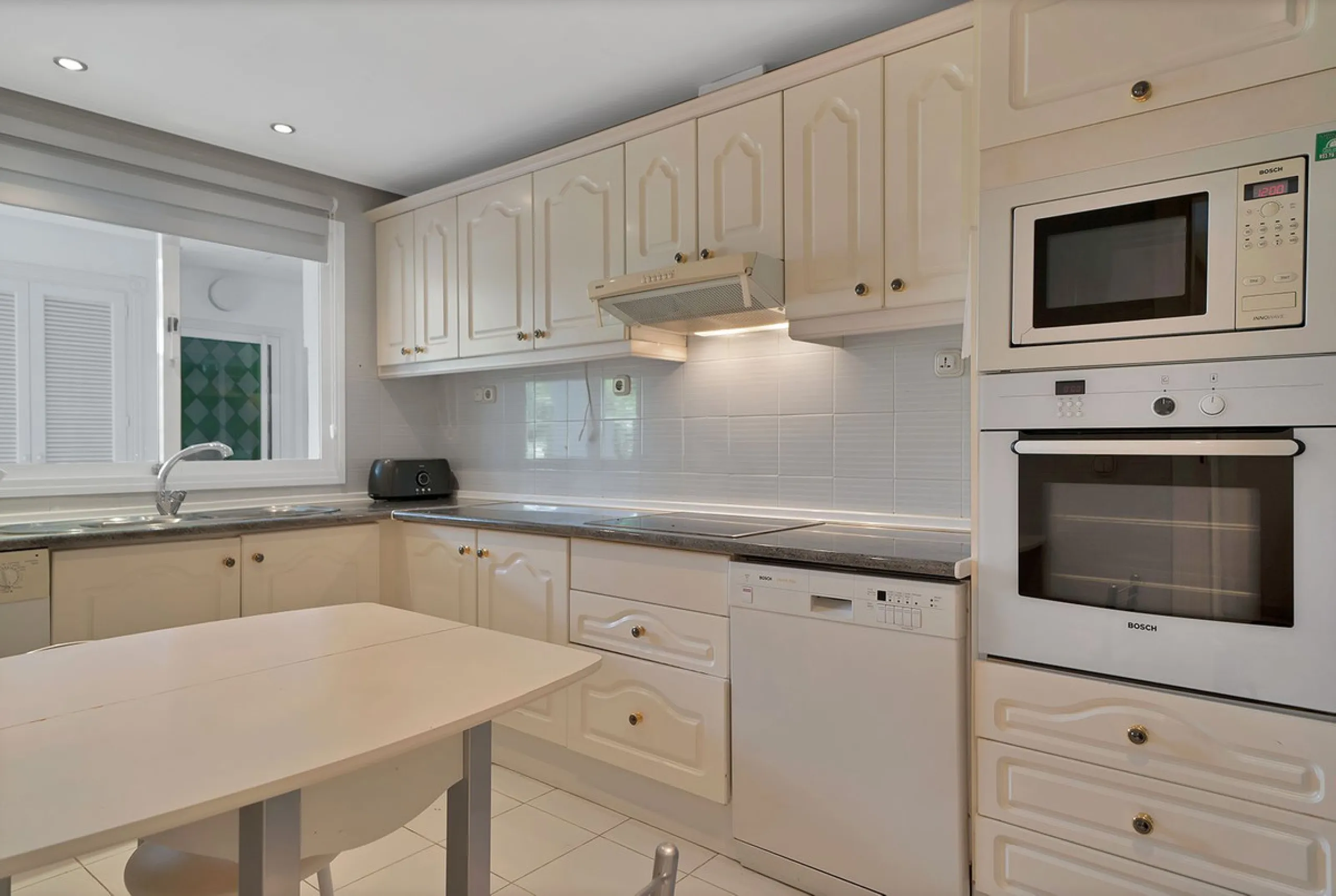 Discover seaside serenity in Estepona's ever popular complex - Dominion Beach located on the New Golden Mile. This spacious 2-bedroom, 2-bathroom apartment puts you just steps from the sand, with no road noise to disrupt the tranquility. The apartment is 