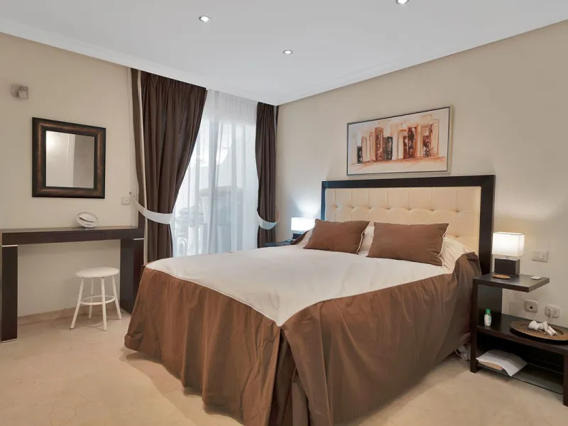 Discover seaside serenity in Estepona's ever popular complex - Dominion Beach located on the New Golden Mile. This spacious 2-bedroom, 2-bathroom apartment puts you just steps from the sand, with no road noise to disrupt the tranquility. The apartment is 
