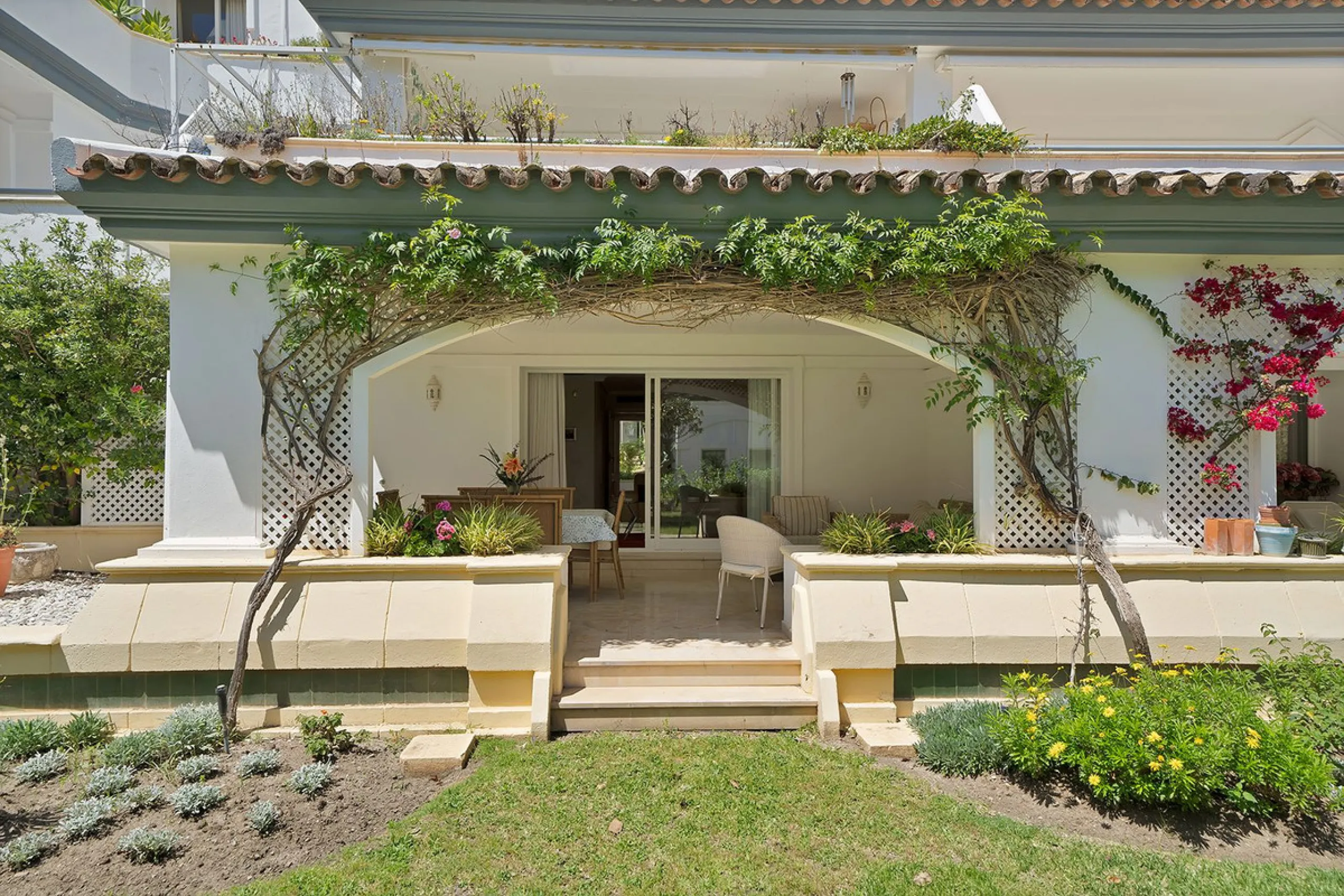 Discover seaside serenity in Estepona's ever popular complex - Dominion Beach located on the New Golden Mile. This spacious 2-bedroom, 2-bathroom apartment puts you just steps from the sand, with no road noise to disrupt the tranquility. The apartment is 