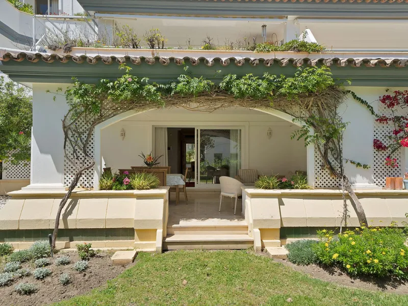 Discover seaside serenity in Estepona's ever popular complex - Dominion Beach located on the New Golden Mile. This spacious 2-bedroom, 2-bathroom apartment puts you just steps from the sand, with no road noise to disrupt the tranquility. The apartment is 