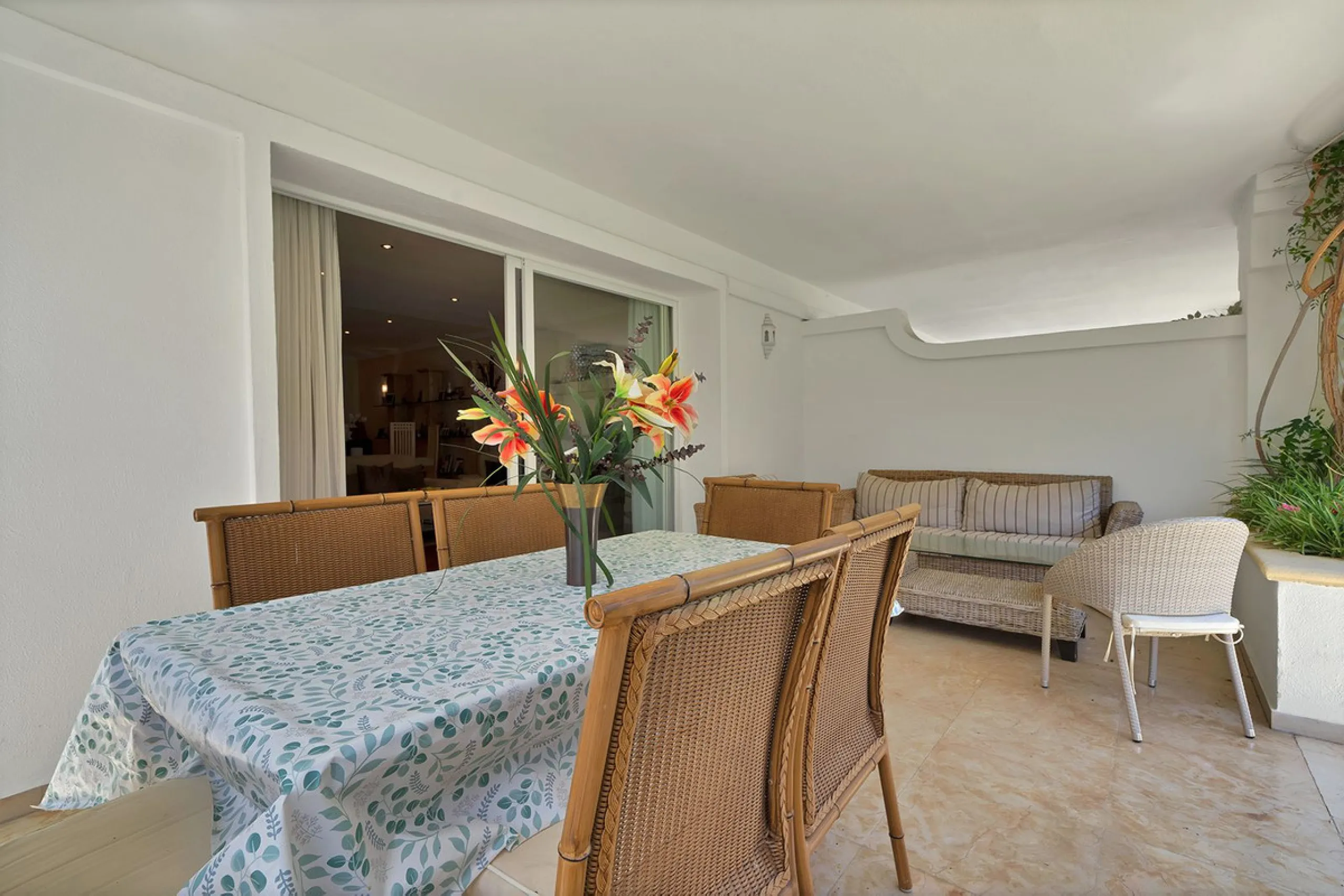 Discover seaside serenity in Estepona's ever popular complex - Dominion Beach located on the New Golden Mile. This spacious 2-bedroom, 2-bathroom apartment puts you just steps from the sand, with no road noise to disrupt the tranquility. The apartment is 