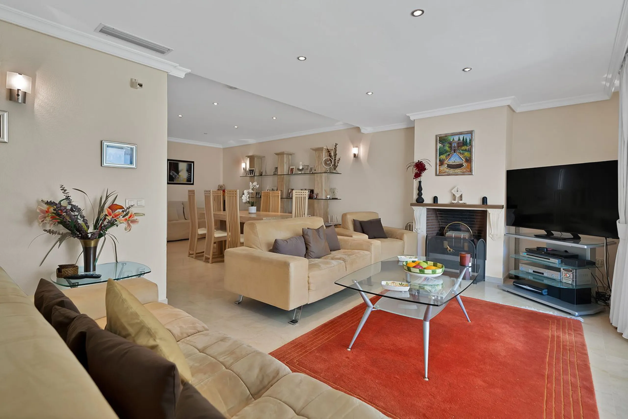 Discover seaside serenity in Estepona's ever popular complex - Dominion Beach located on the New Golden Mile. This spacious 2-bedroom, 2-bathroom apartment puts you just steps from the sand, with no road noise to disrupt the tranquility. The apartment is 