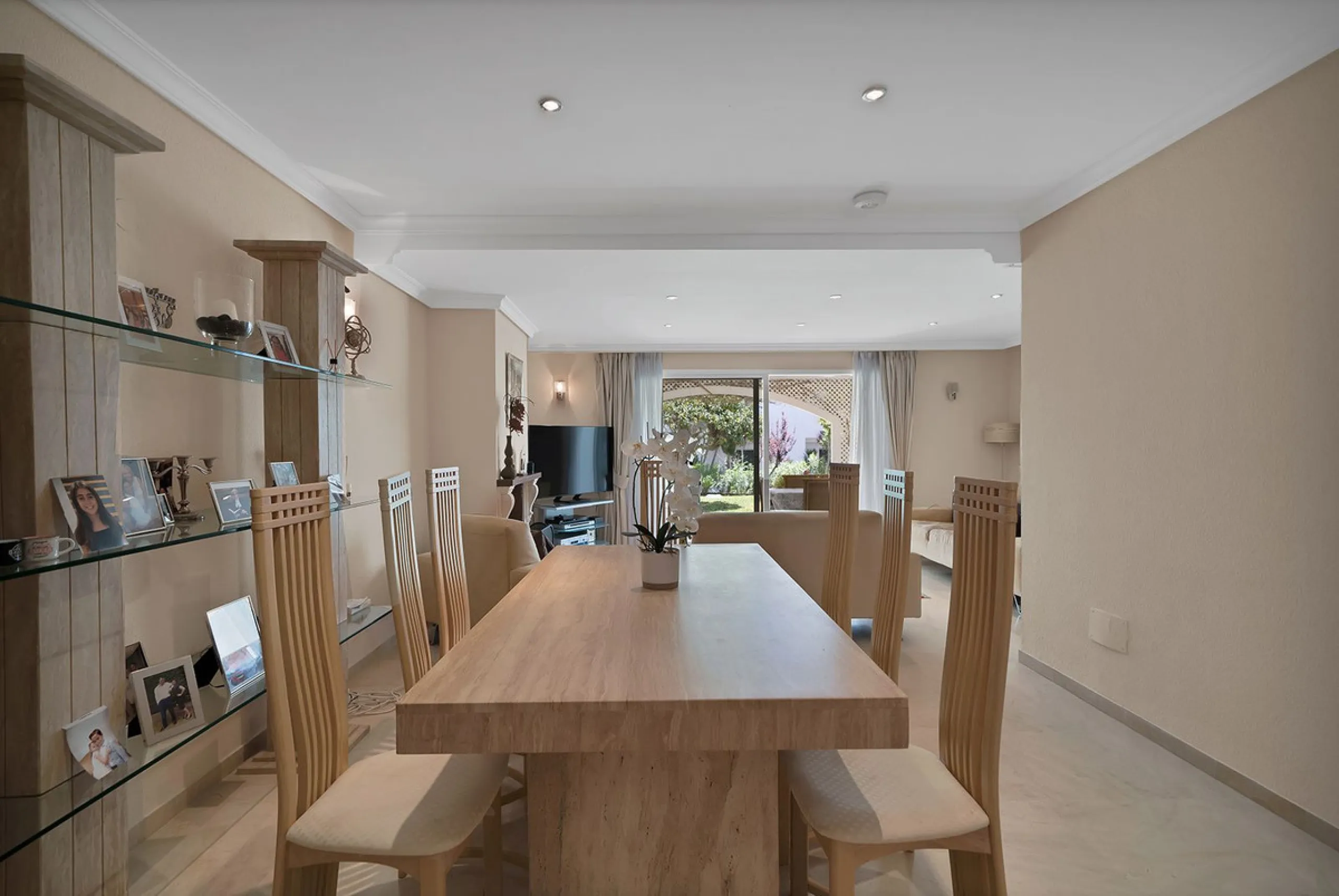 Discover seaside serenity in Estepona's ever popular complex - Dominion Beach located on the New Golden Mile. This spacious 2-bedroom, 2-bathroom apartment puts you just steps from the sand, with no road noise to disrupt the tranquility. The apartment is 