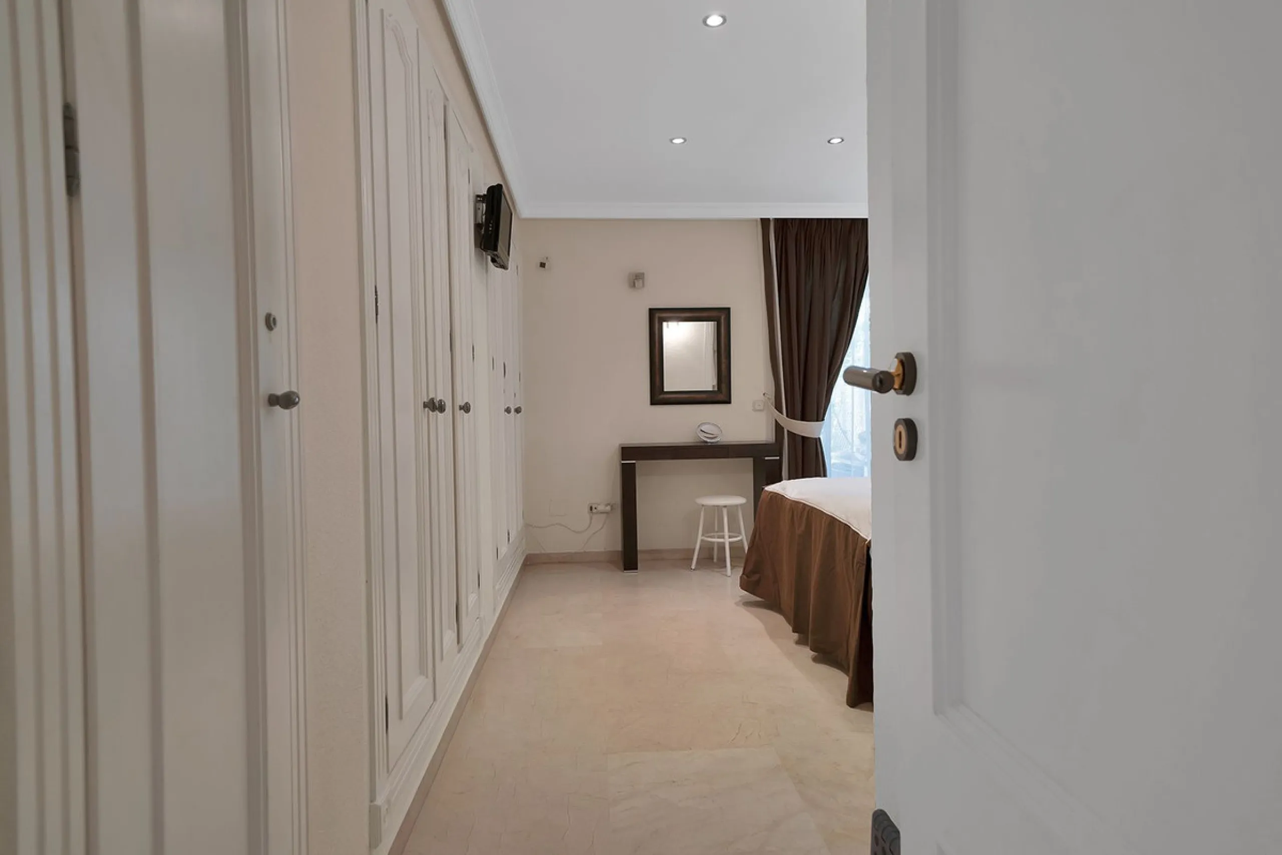 Discover seaside serenity in Estepona's ever popular complex - Dominion Beach located on the New Golden Mile. This spacious 2-bedroom, 2-bathroom apartment puts you just steps from the sand, with no road noise to disrupt the tranquility. The apartment is 