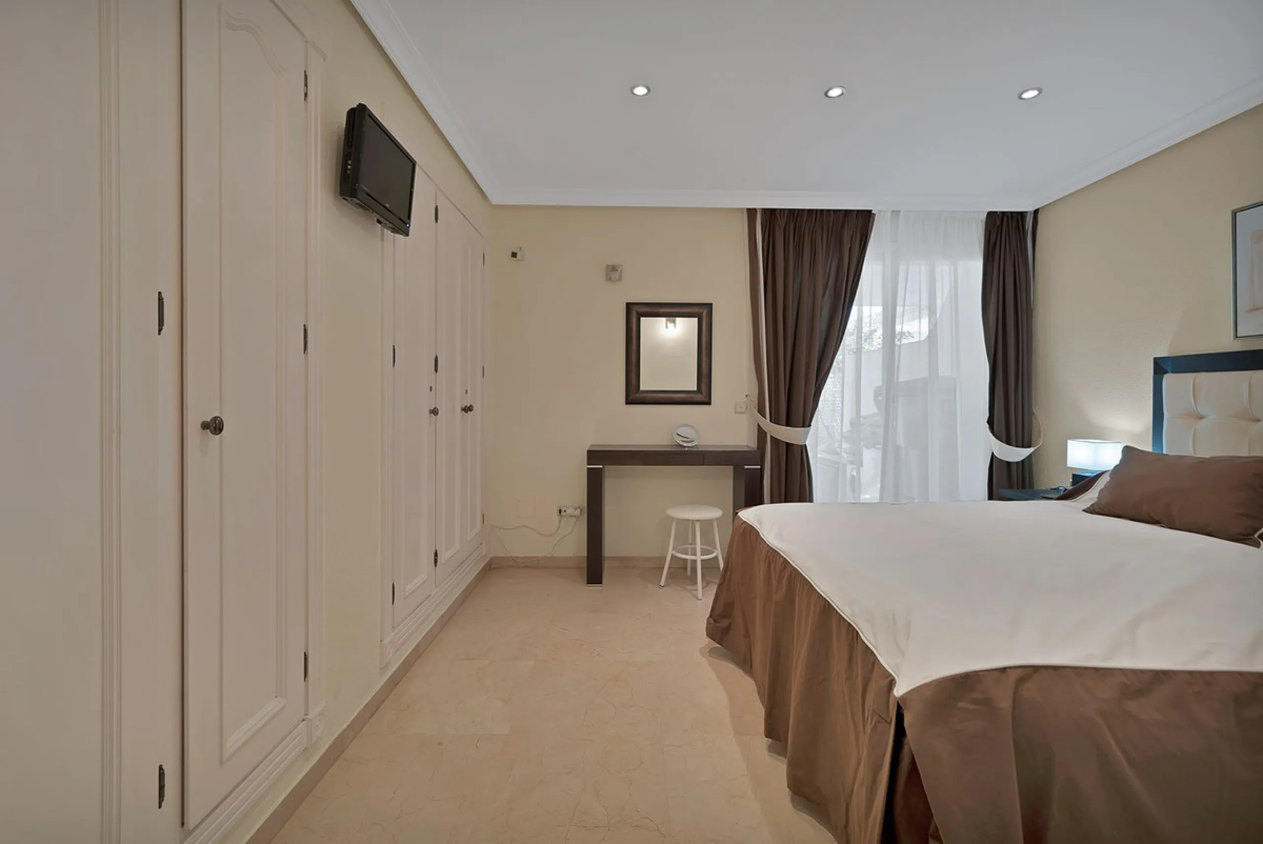 Discover seaside serenity in Estepona's ever popular complex - Dominion Beach located on the New Golden Mile. This spacious 2-bedroom, 2-bathroom apartment puts you just steps from the sand, with no road noise to disrupt the tranquility. The apartment is 