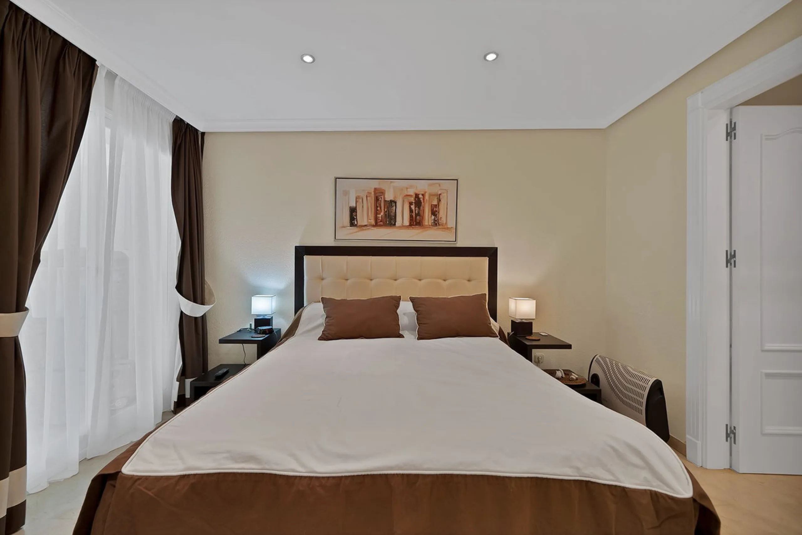 Discover seaside serenity in Estepona's ever popular complex - Dominion Beach located on the New Golden Mile. This spacious 2-bedroom, 2-bathroom apartment puts you just steps from the sand, with no road noise to disrupt the tranquility. The apartment is 