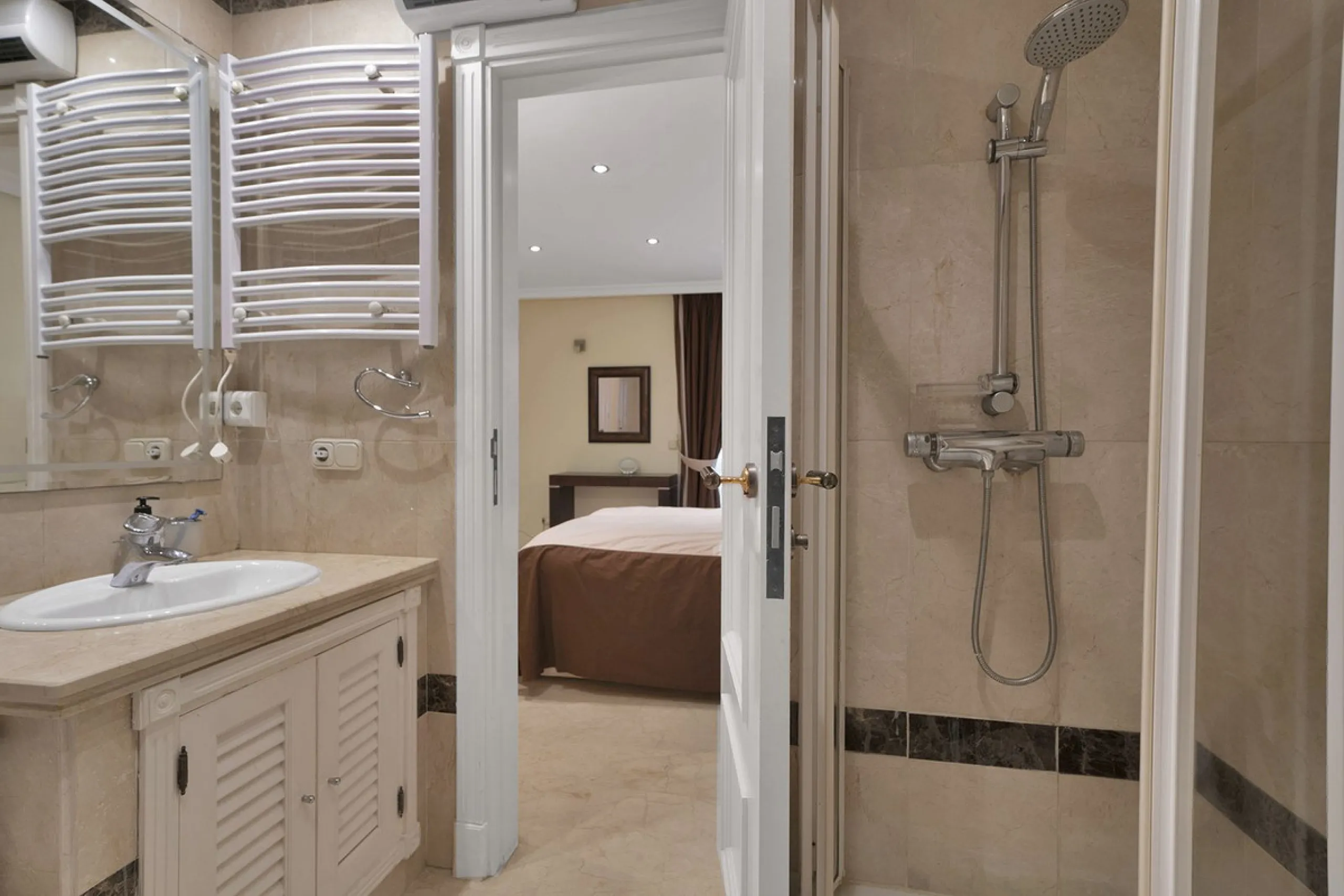 Discover seaside serenity in Estepona's ever popular complex - Dominion Beach located on the New Golden Mile. This spacious 2-bedroom, 2-bathroom apartment puts you just steps from the sand, with no road noise to disrupt the tranquility. The apartment is 