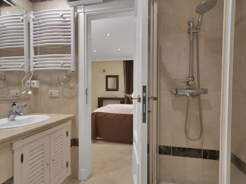 Discover seaside serenity in Estepona's ever popular complex - Dominion Beach located on the New Golden Mile. This spacious 2-bedroom, 2-bathroom apartment puts you just steps from the sand, with no road noise to disrupt the tranquility. The apartment is 